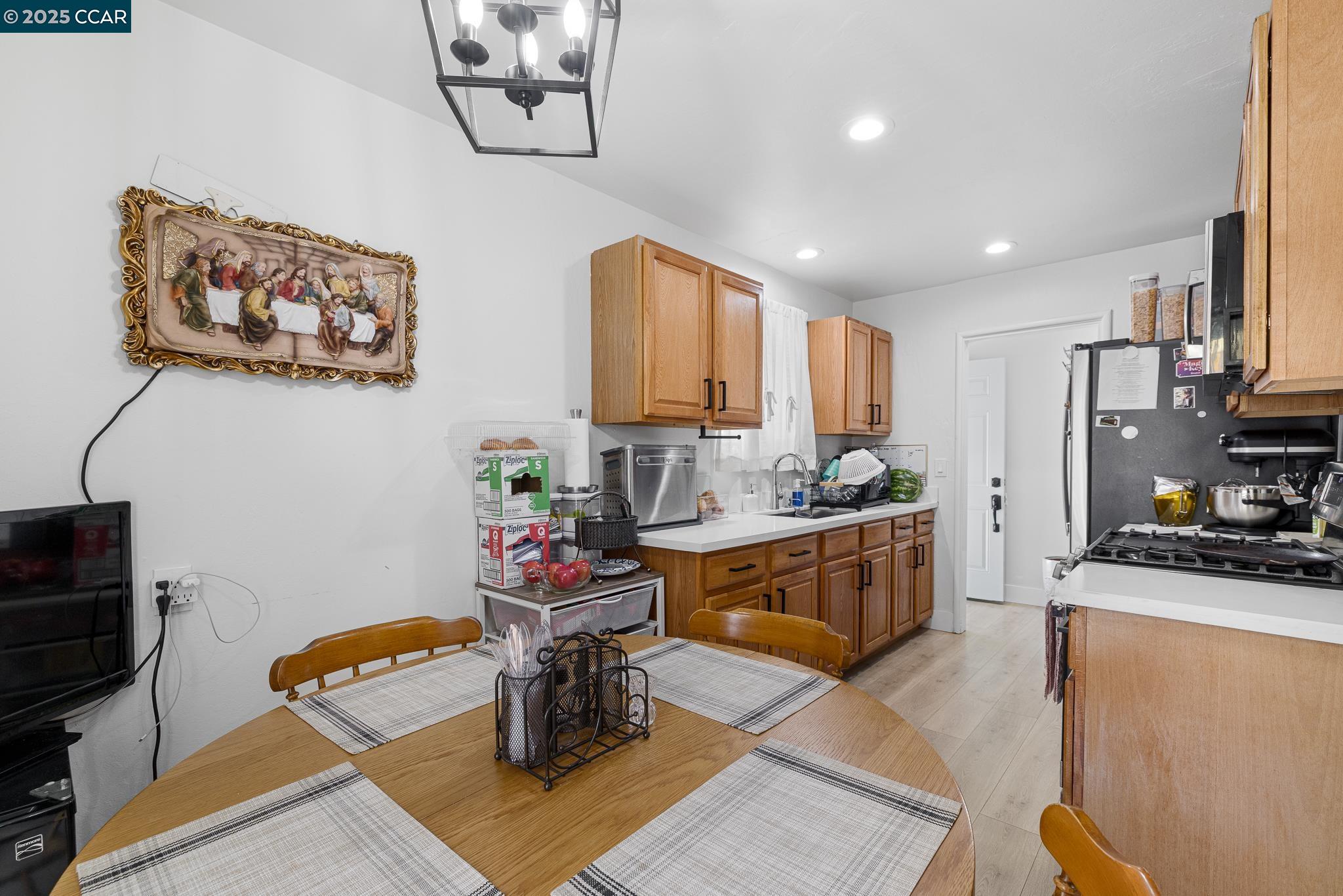 Detail Gallery Image 7 of 23 For 1652 Deems St, Pittsburg,  CA 94565 - 3 Beds | 1 Baths