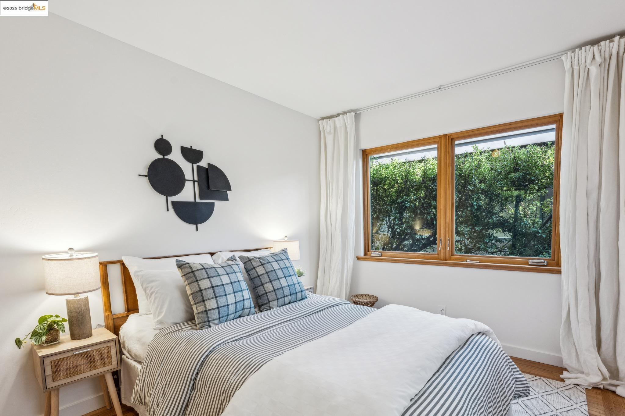 Detail Gallery Image 14 of 56 For Grizzly Peak Blvd, Berkeley,  CA 94708 - 4 Beds | 2/1 Baths