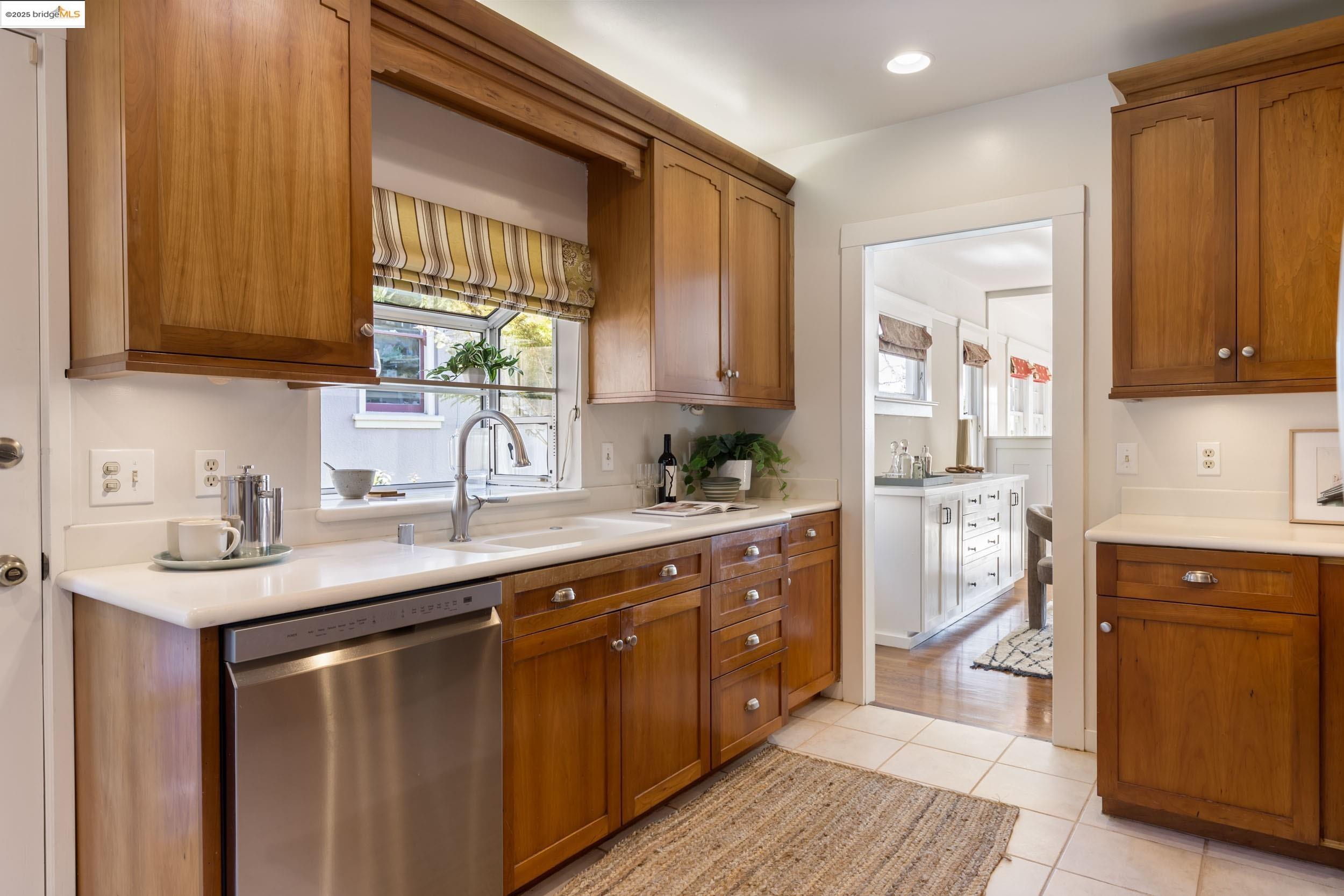 Detail Gallery Image 12 of 39 For 5500 Carlton St, Oakland,  CA 94618 - 3 Beds | 2 Baths