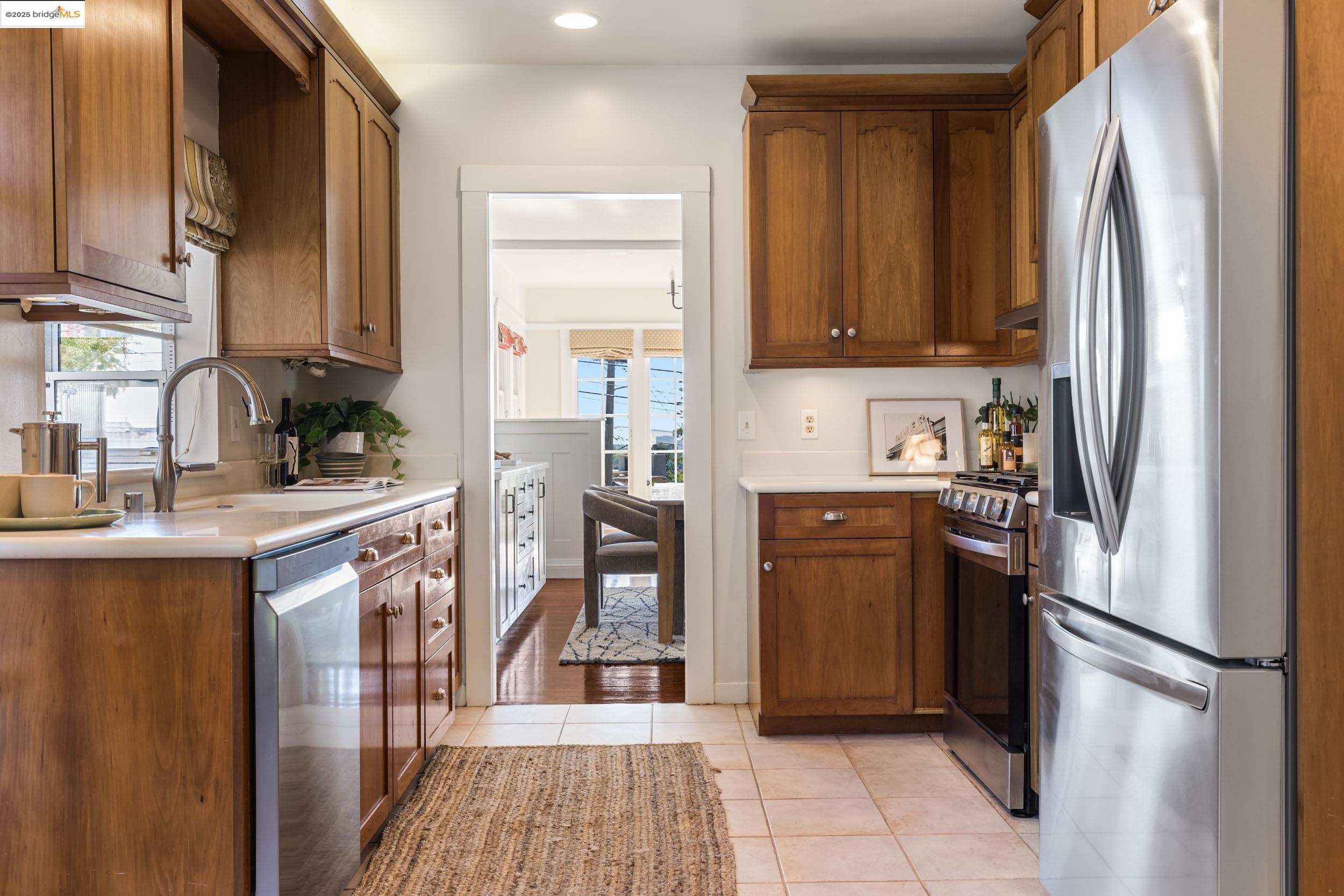 Detail Gallery Image 13 of 39 For 5500 Carlton St, Oakland,  CA 94618 - 3 Beds | 2 Baths