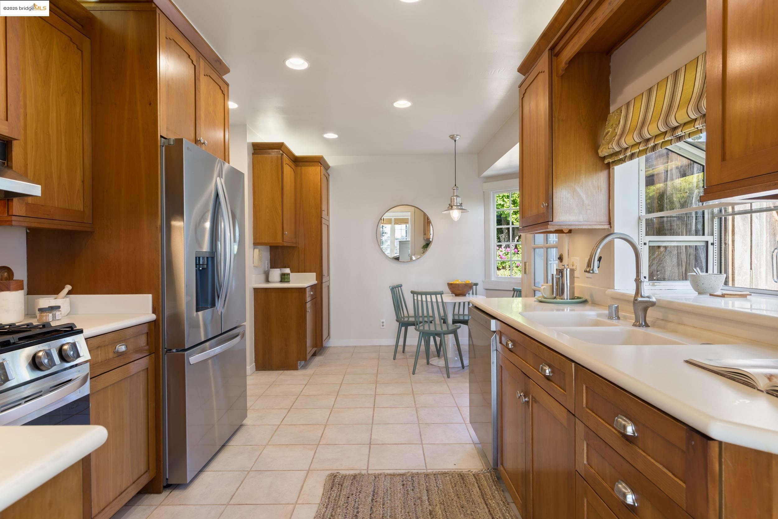 Detail Gallery Image 14 of 39 For 5500 Carlton St, Oakland,  CA 94618 - 3 Beds | 2 Baths