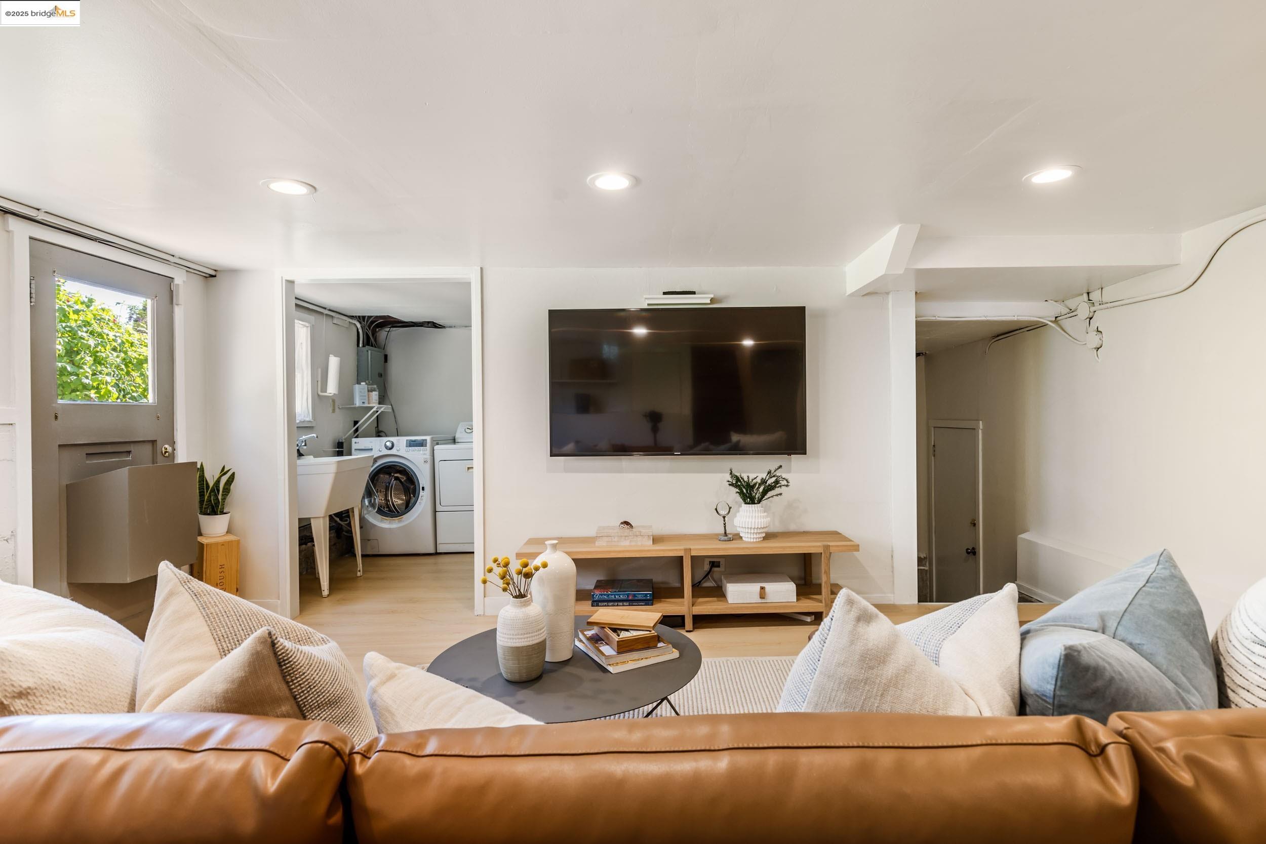 Detail Gallery Image 19 of 39 For 5500 Carlton St, Oakland,  CA 94618 - 3 Beds | 2 Baths