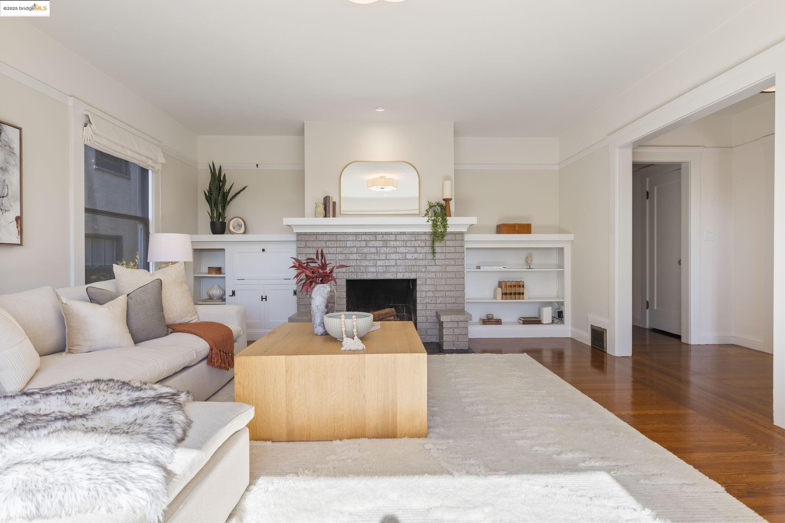 Detail Gallery Image 3 of 39 For 5500 Carlton St, Oakland,  CA 94618 - 3 Beds | 2 Baths