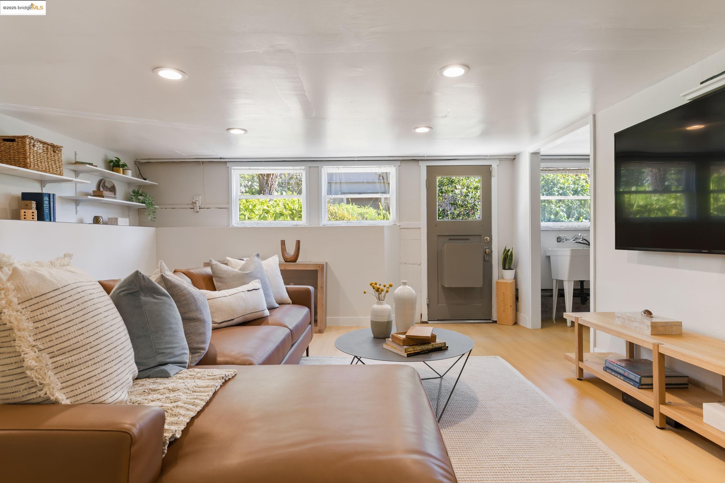Detail Gallery Image 21 of 39 For 5500 Carlton St, Oakland,  CA 94618 - 3 Beds | 2 Baths