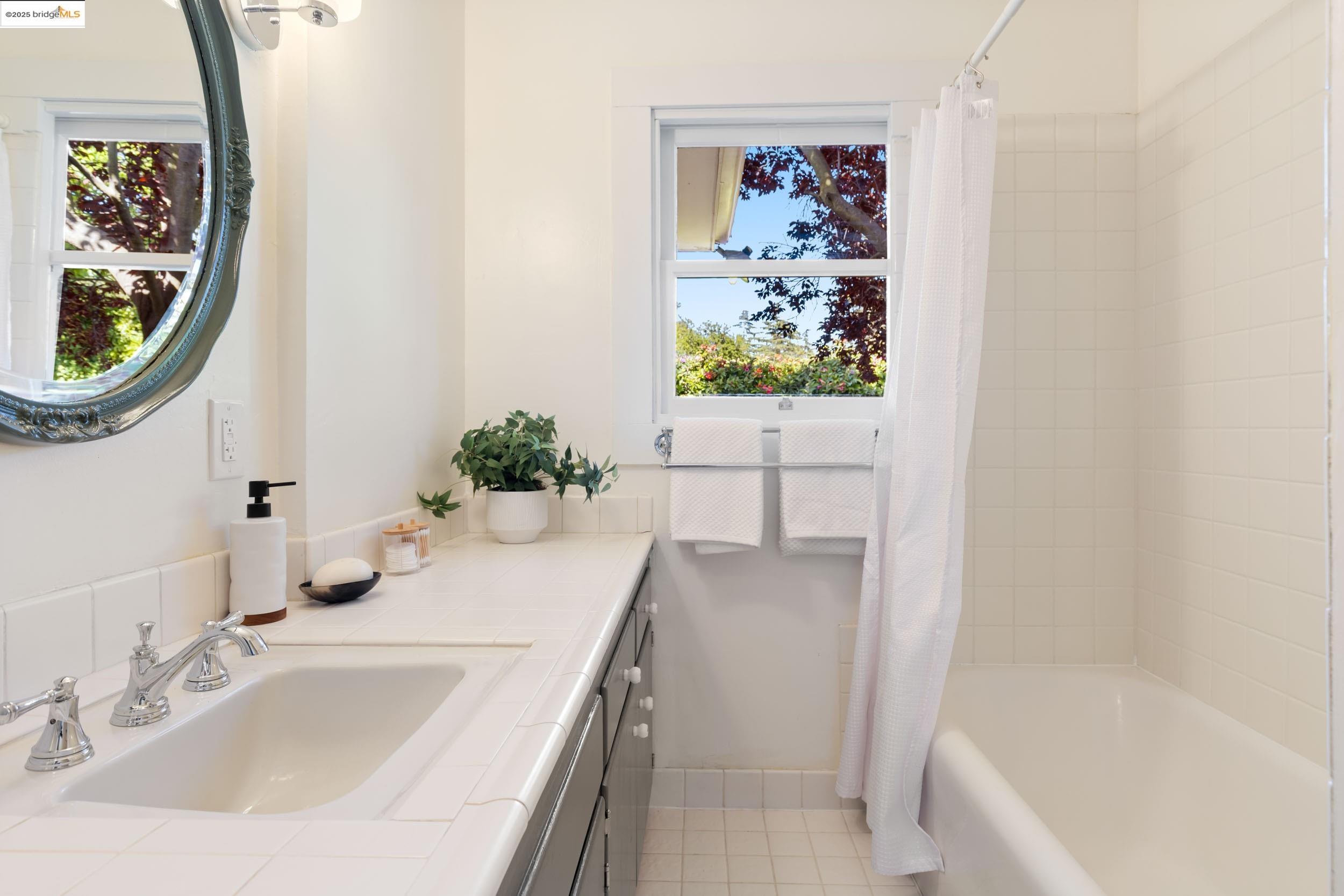 Detail Gallery Image 25 of 39 For 5500 Carlton St, Oakland,  CA 94618 - 3 Beds | 2 Baths
