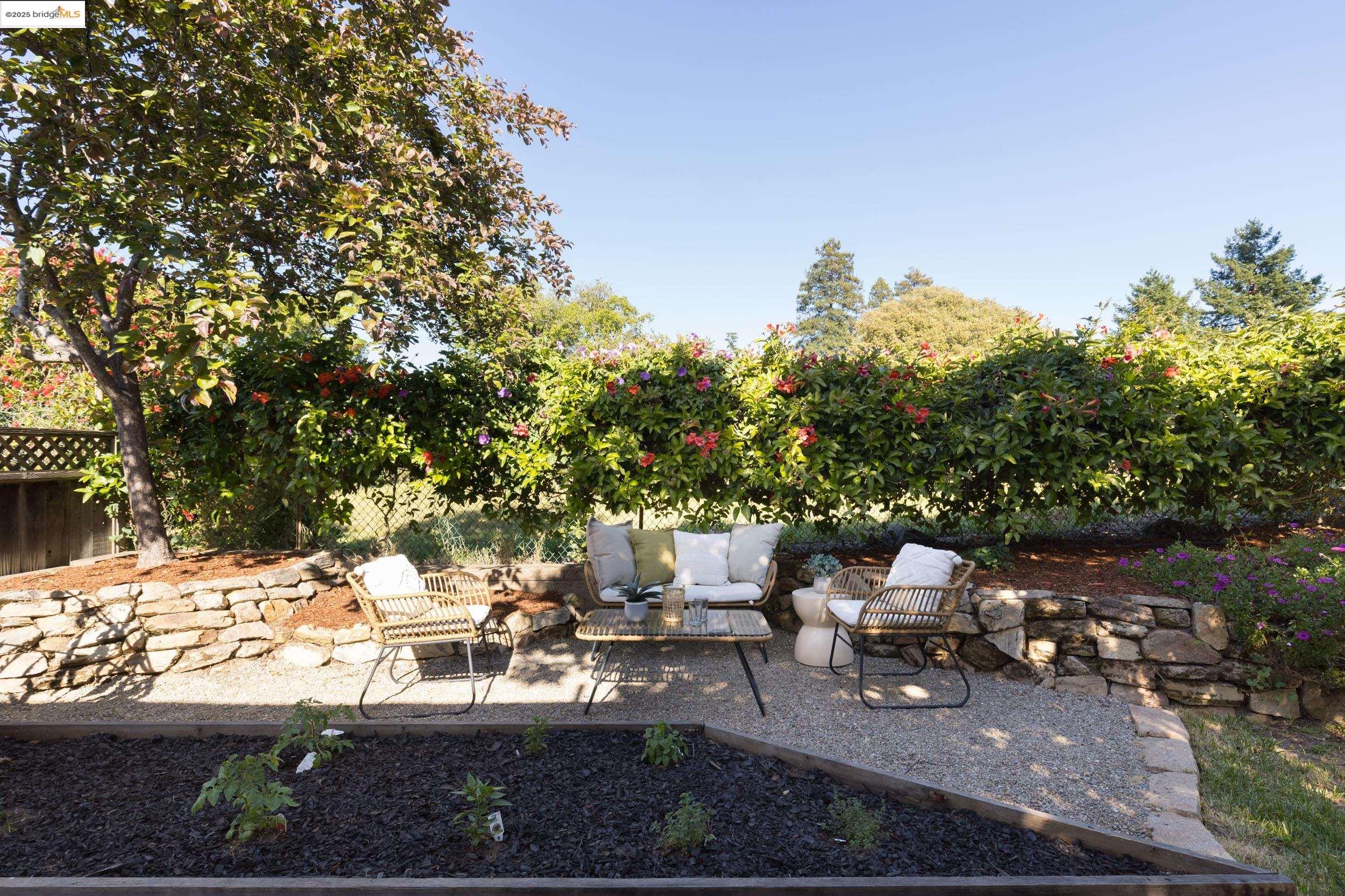 Detail Gallery Image 35 of 39 For 5500 Carlton St, Oakland,  CA 94618 - 3 Beds | 2 Baths