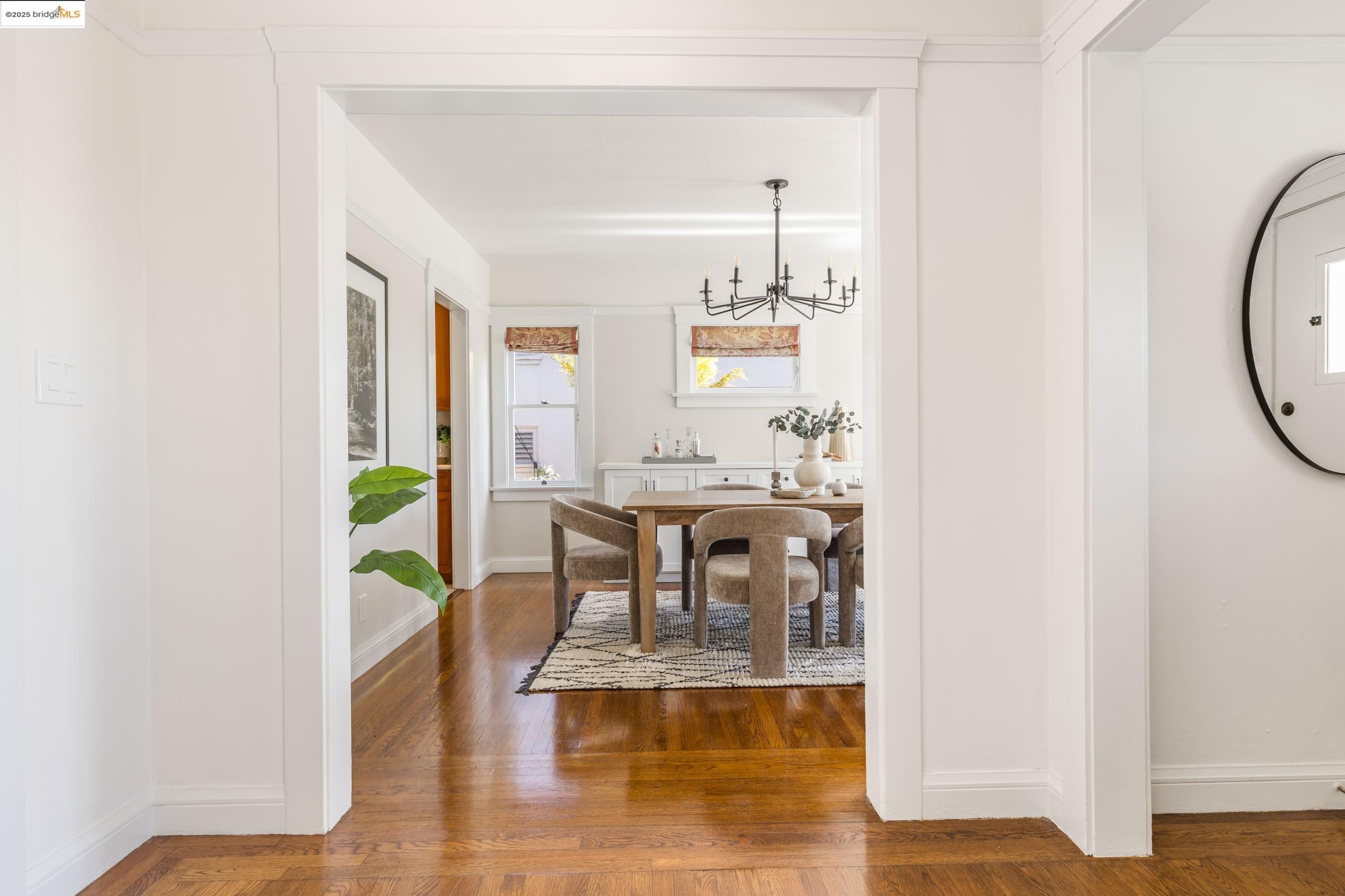 Detail Gallery Image 8 of 39 For 5500 Carlton St, Oakland,  CA 94618 - 3 Beds | 2 Baths