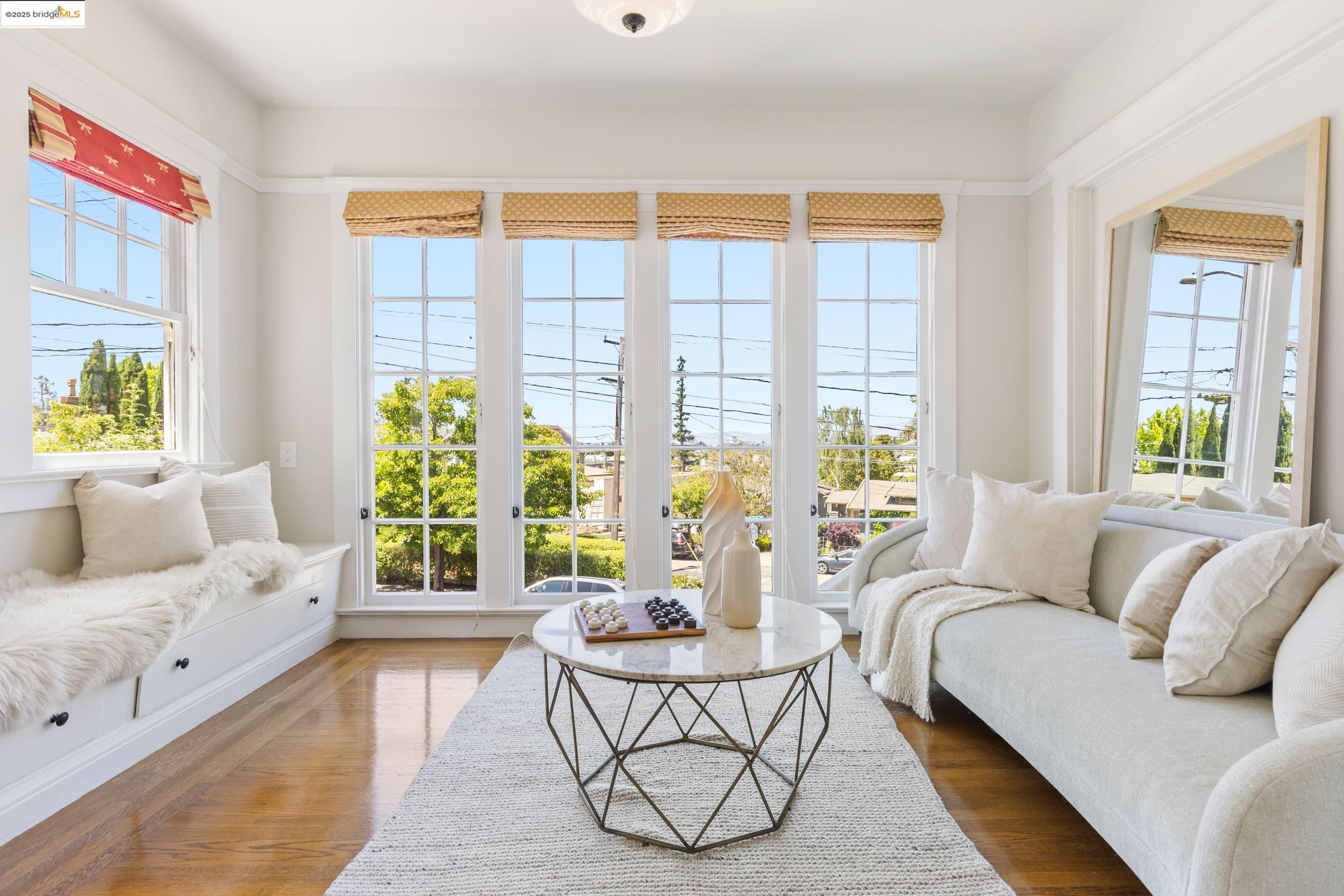 Detail Gallery Image 10 of 39 For 5500 Carlton St, Oakland,  CA 94618 - 3 Beds | 2 Baths