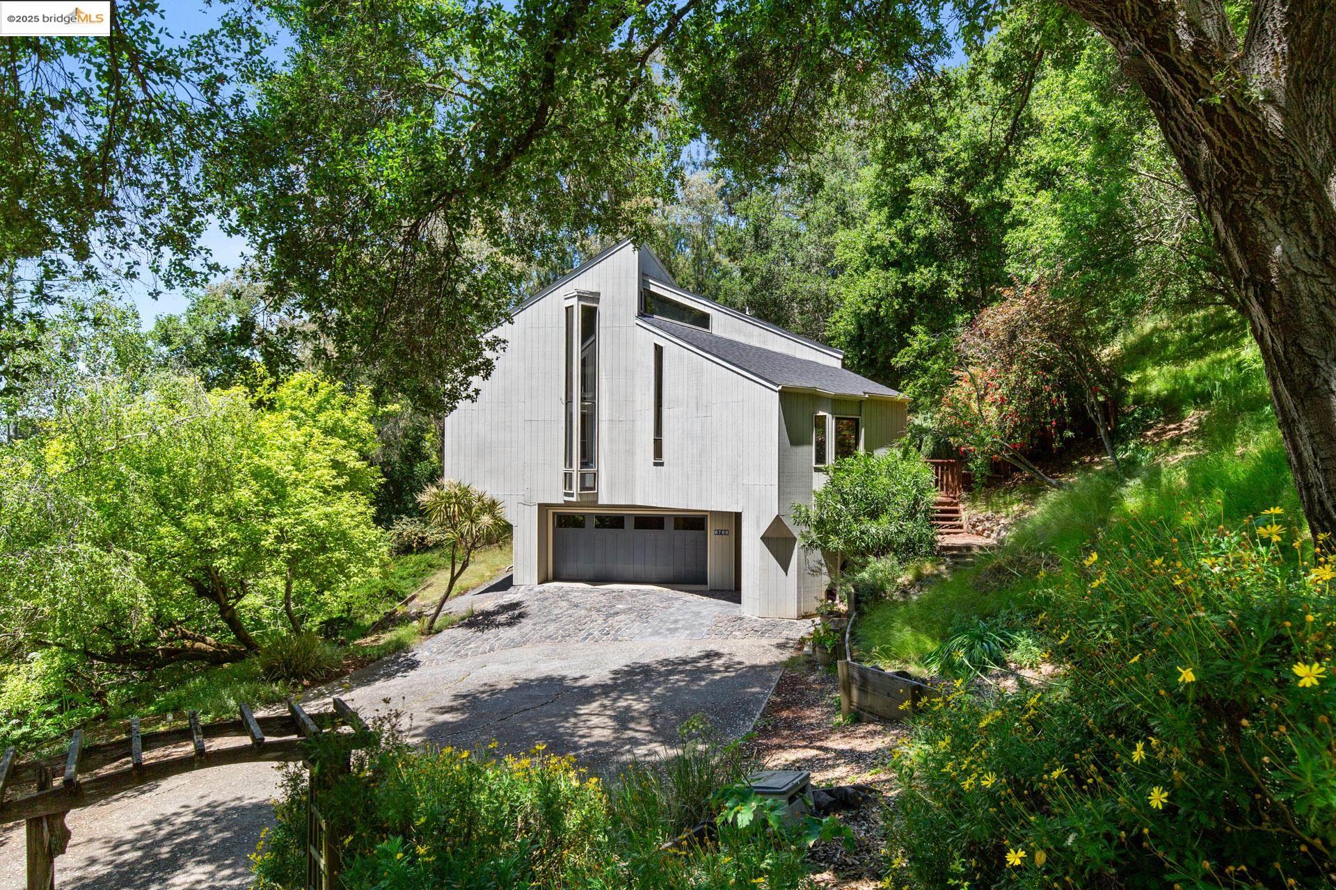 Detail Gallery Image 1 of 31 For 6766 Armour Dr, Oakland,  CA 94611 - 2 Beds | 2 Baths