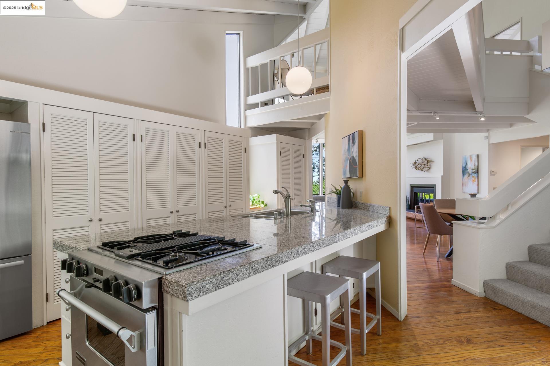 Detail Gallery Image 10 of 31 For 6766 Armour Dr, Oakland,  CA 94611 - 2 Beds | 2 Baths