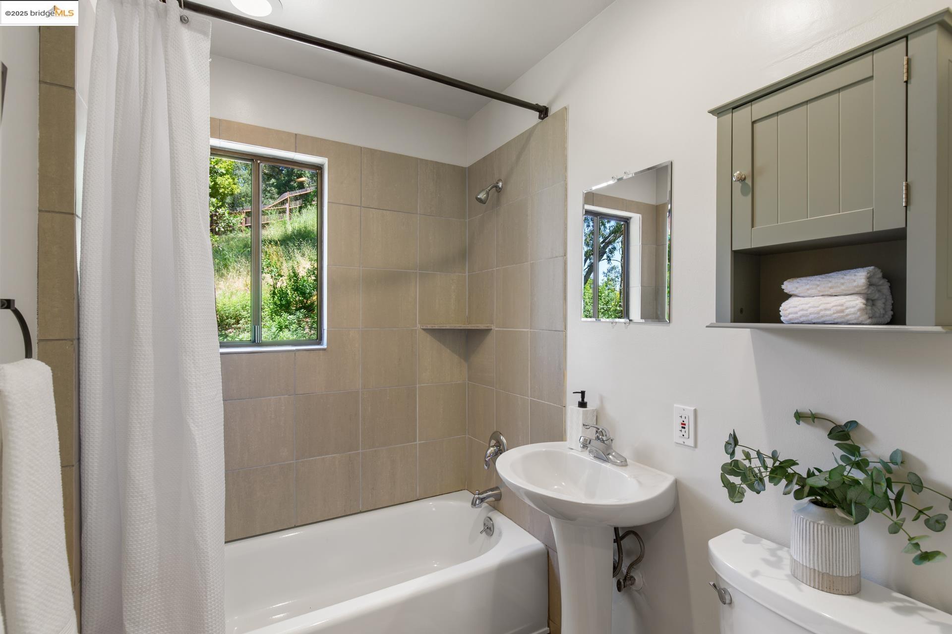 Detail Gallery Image 12 of 31 For 6766 Armour Dr, Oakland,  CA 94611 - 2 Beds | 2 Baths