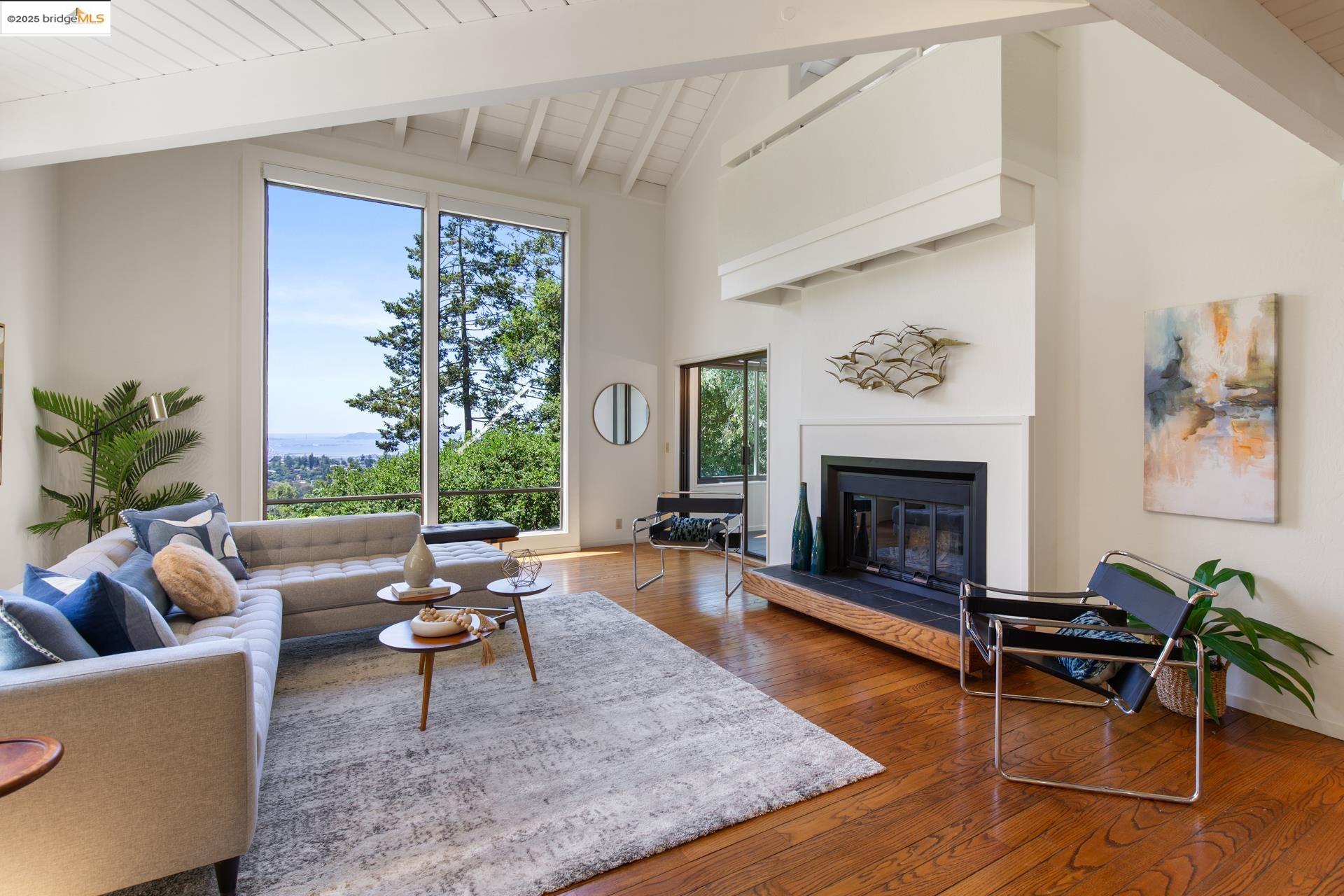 Detail Gallery Image 5 of 31 For 6766 Armour Dr, Oakland,  CA 94611 - 2 Beds | 2 Baths