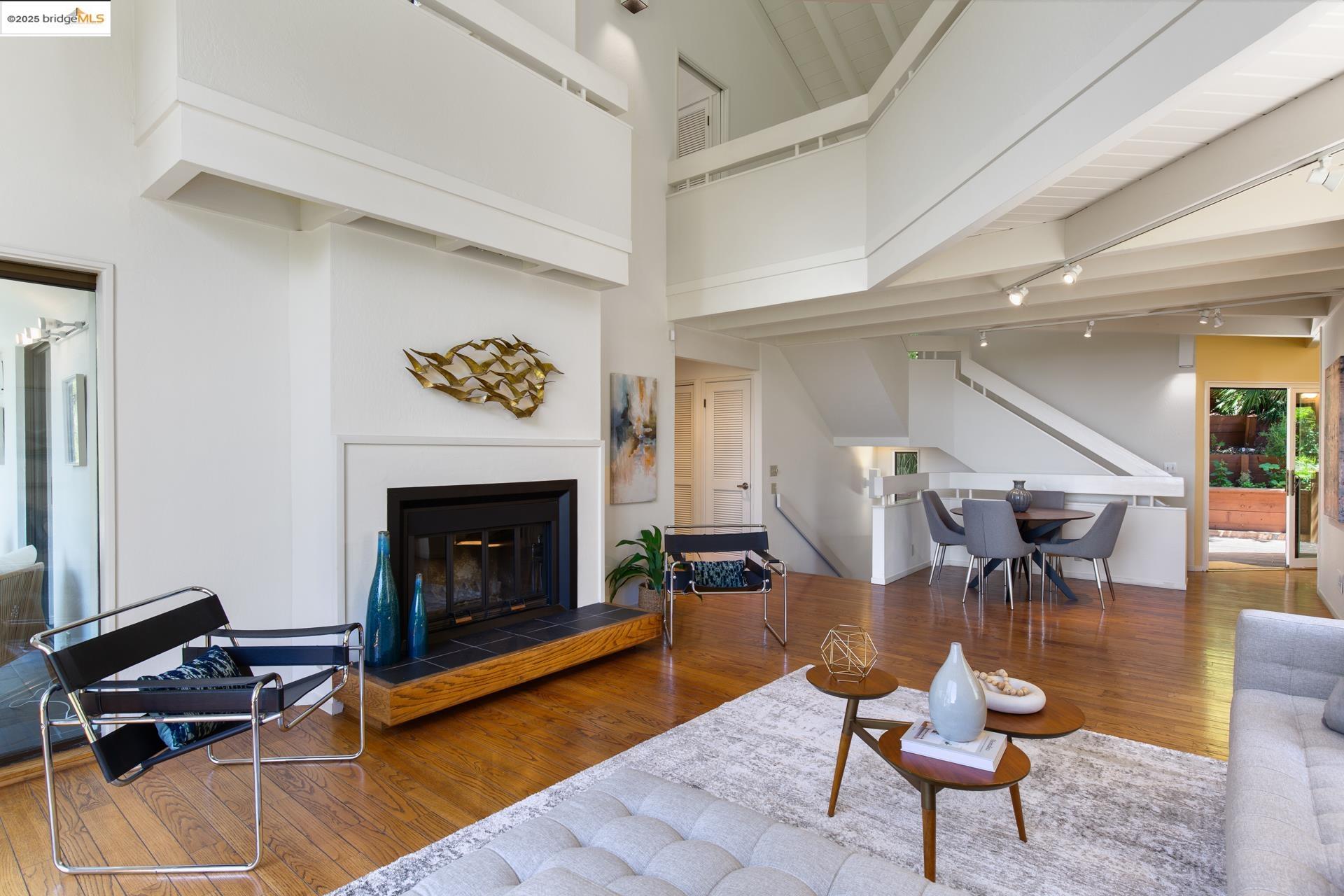 Detail Gallery Image 6 of 31 For 6766 Armour Dr, Oakland,  CA 94611 - 2 Beds | 2 Baths