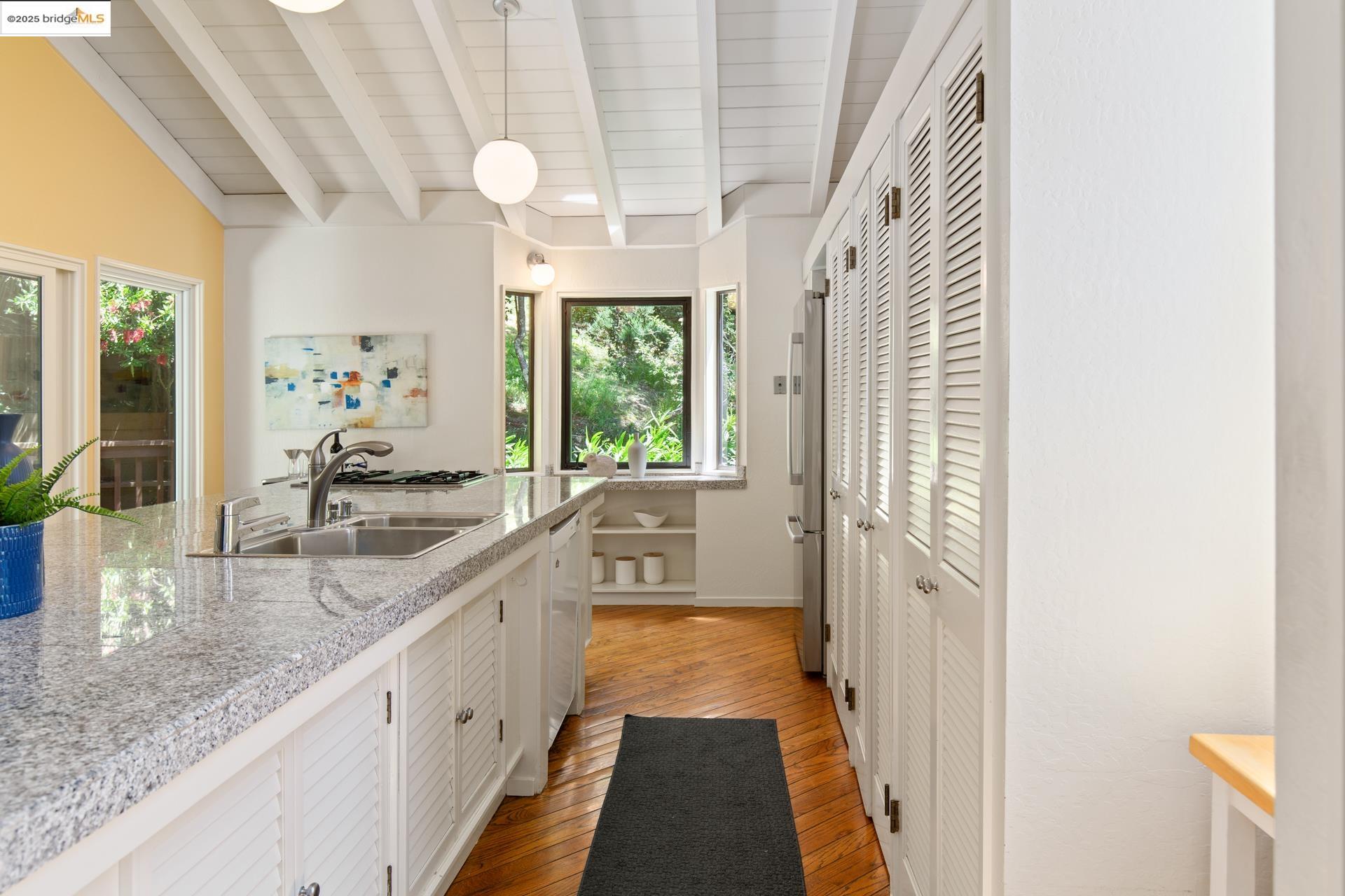 Detail Gallery Image 9 of 31 For 6766 Armour Dr, Oakland,  CA 94611 - 2 Beds | 2 Baths