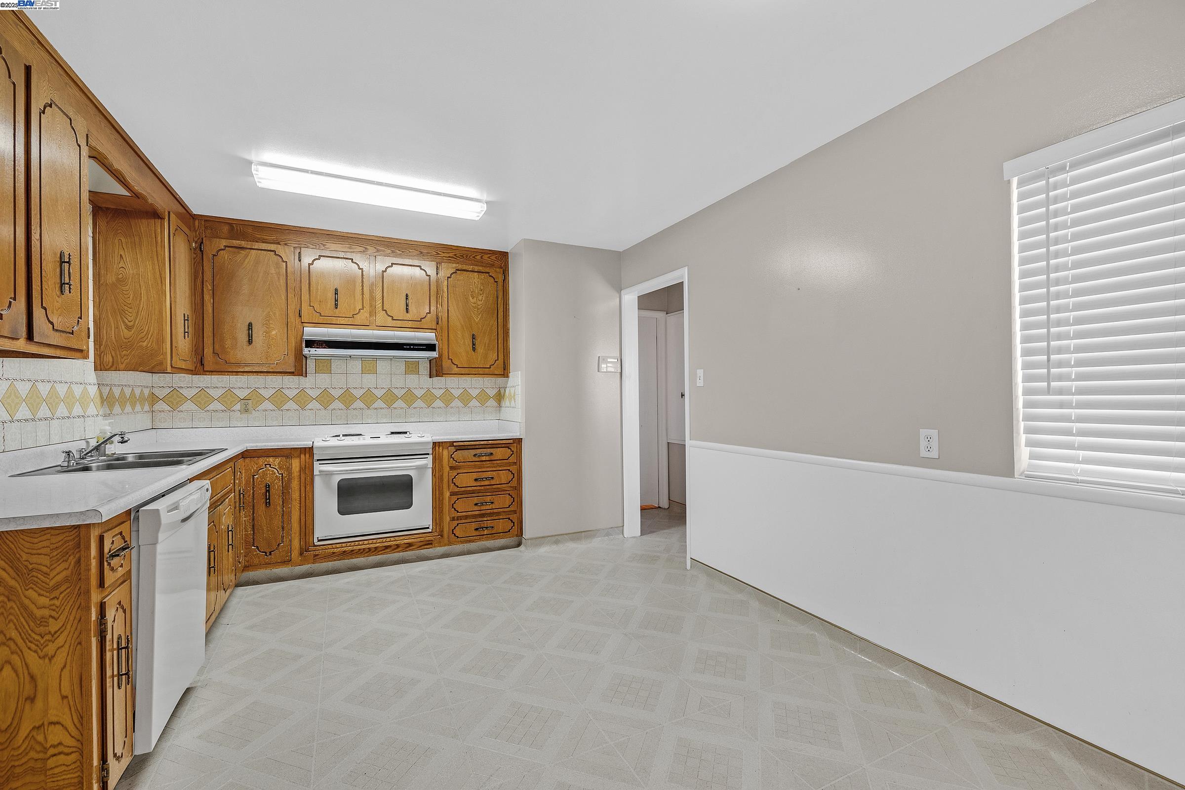 Detail Gallery Image 11 of 33 For 1560 Vining Dr, San Leandro,  CA 94579 - 3 Beds | 2 Baths