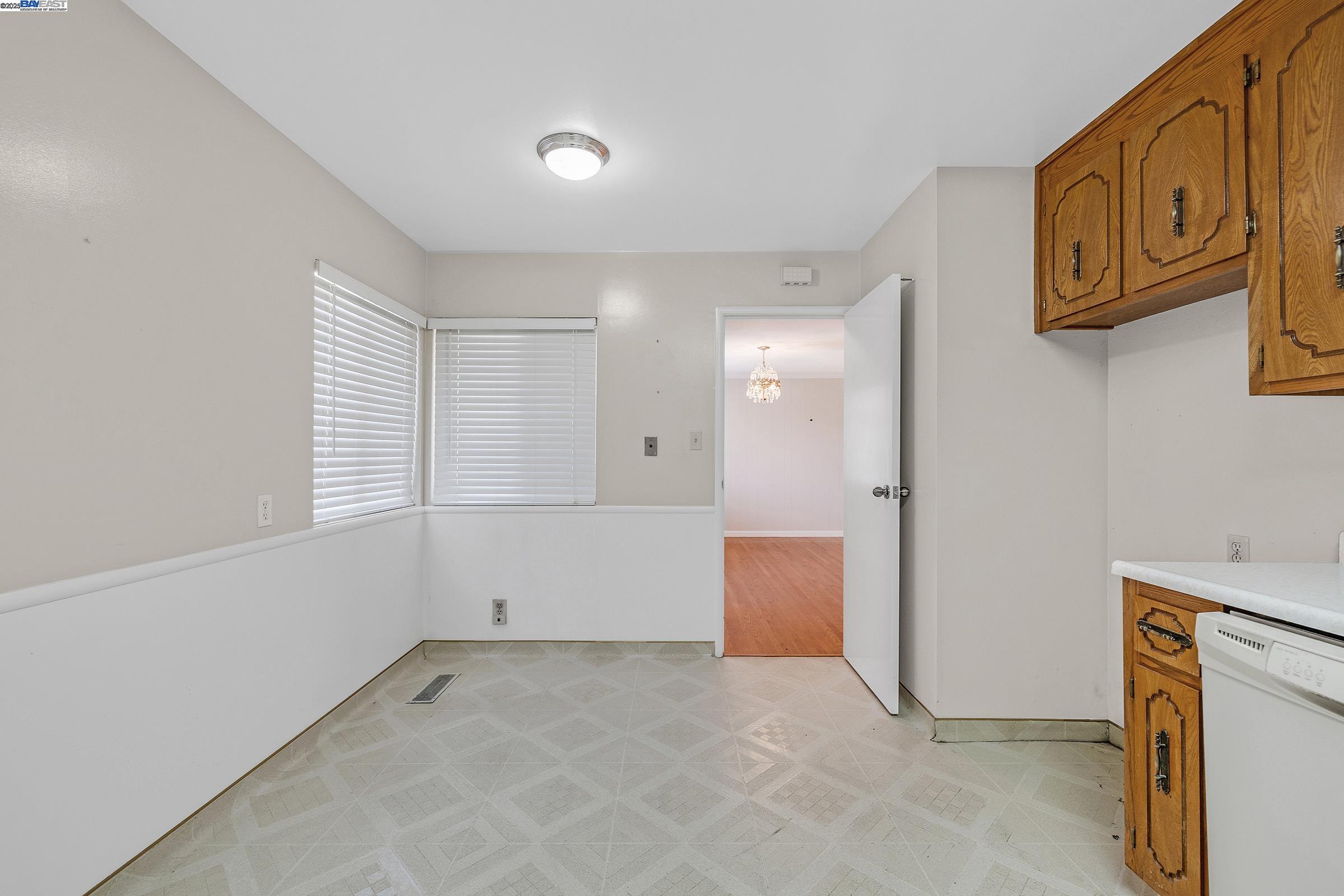 Detail Gallery Image 12 of 33 For 1560 Vining Dr, San Leandro,  CA 94579 - 3 Beds | 2 Baths