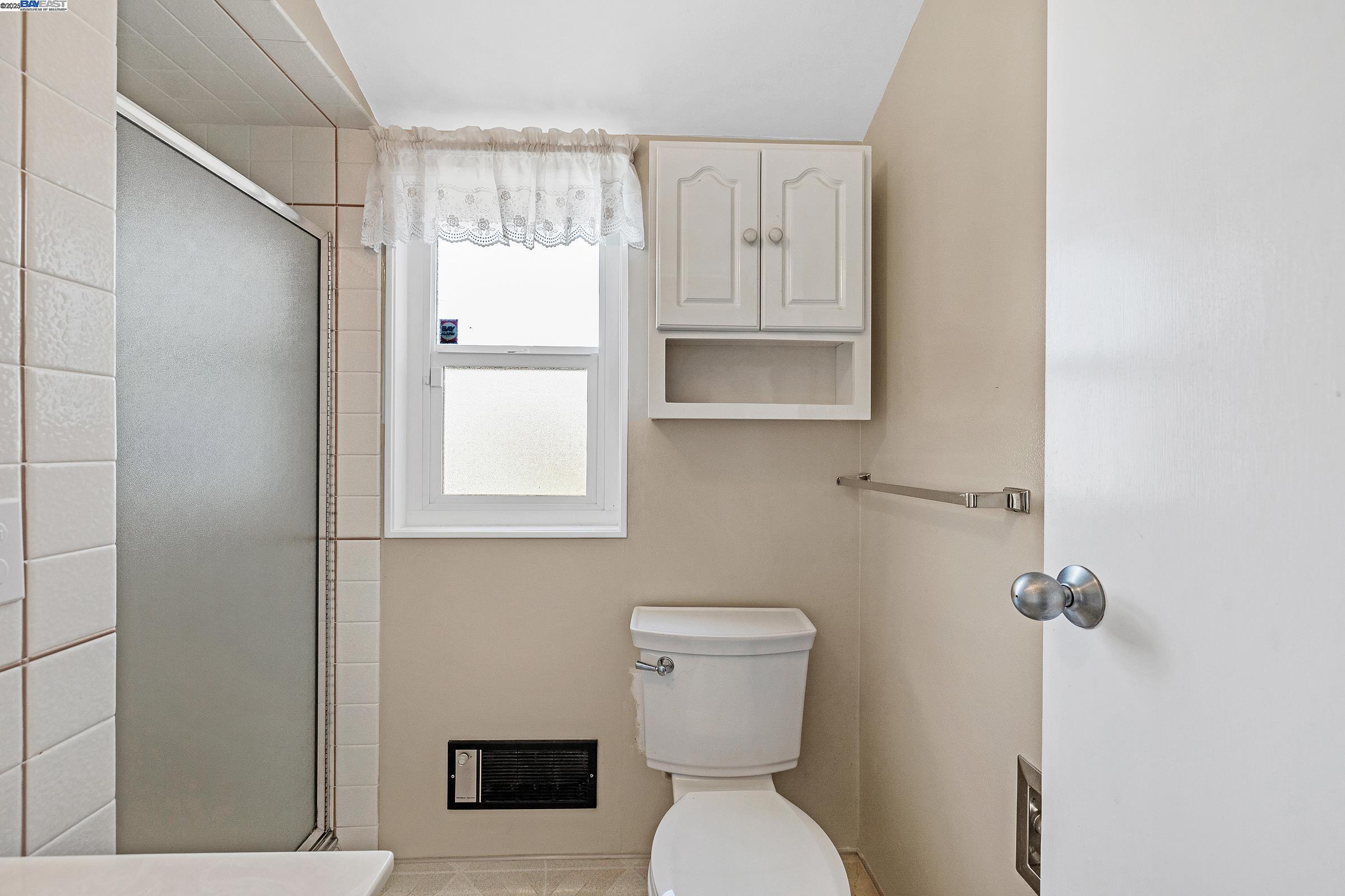 Detail Gallery Image 13 of 33 For 1560 Vining Dr, San Leandro,  CA 94579 - 3 Beds | 2 Baths