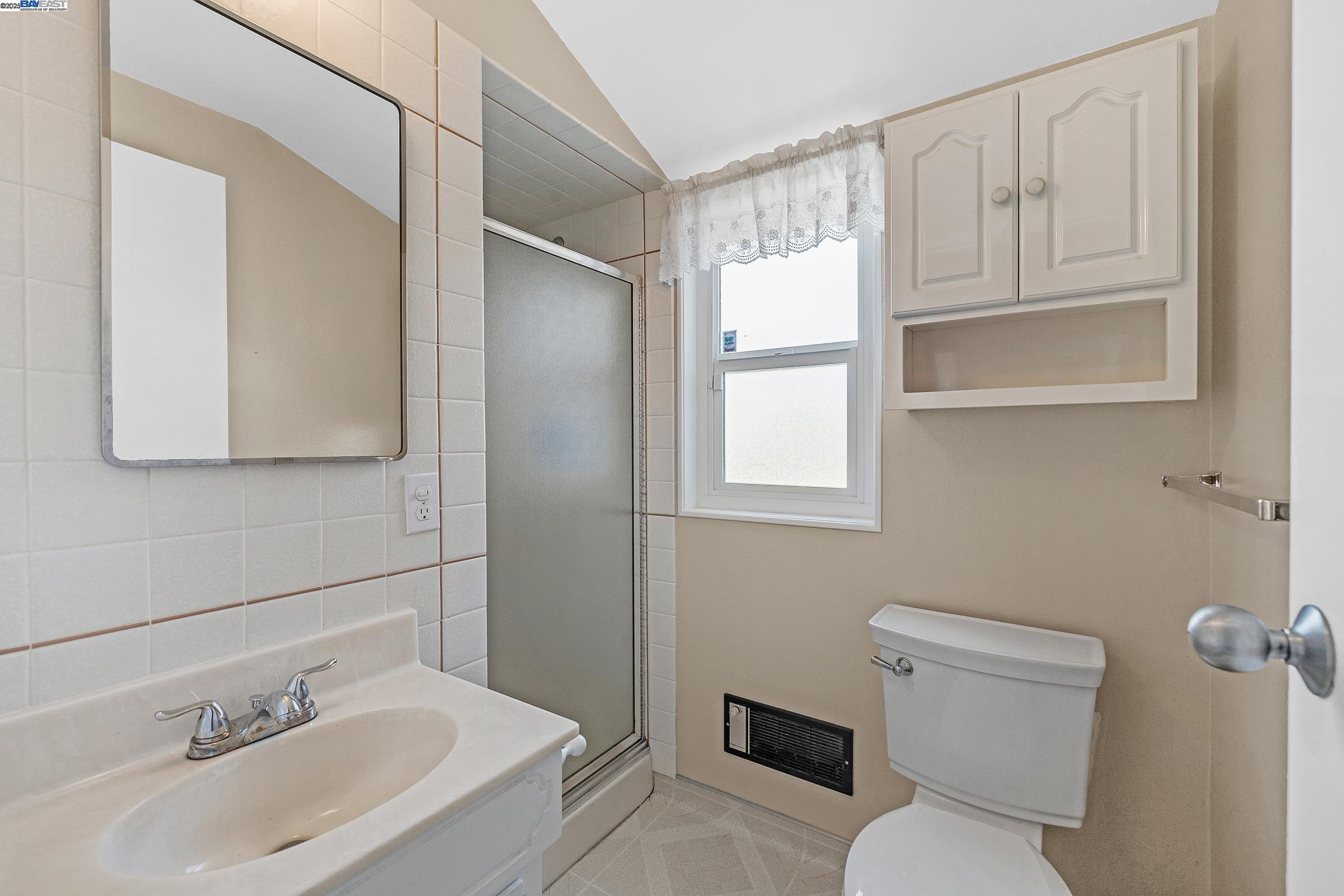 Detail Gallery Image 14 of 33 For 1560 Vining Dr, San Leandro,  CA 94579 - 3 Beds | 2 Baths