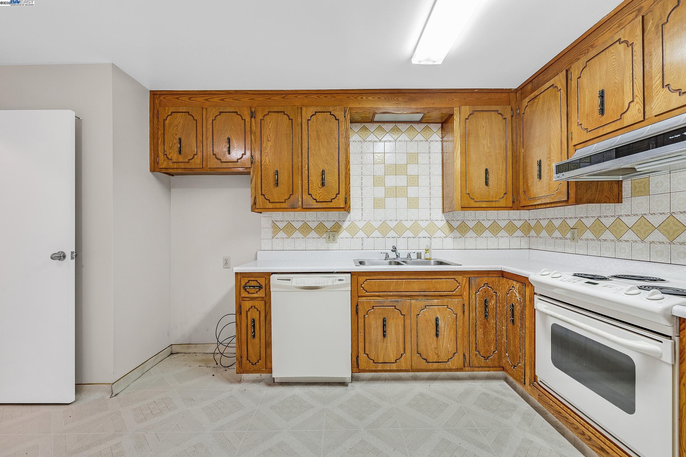 Detail Gallery Image 9 of 33 For 1560 Vining Dr, San Leandro,  CA 94579 - 3 Beds | 2 Baths