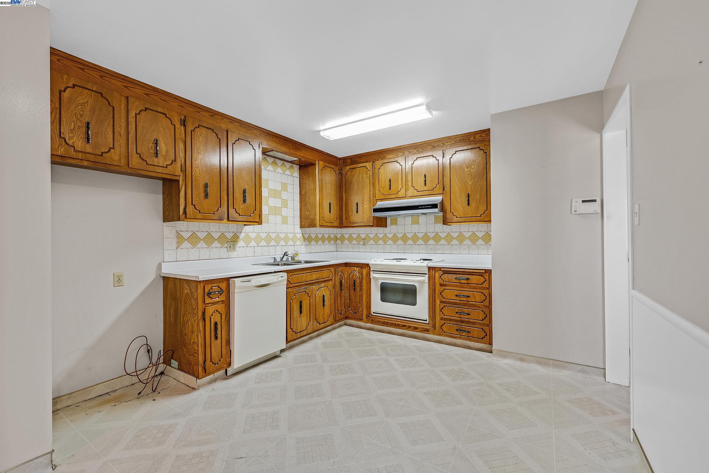 Detail Gallery Image 10 of 33 For 1560 Vining Dr, San Leandro,  CA 94579 - 3 Beds | 2 Baths