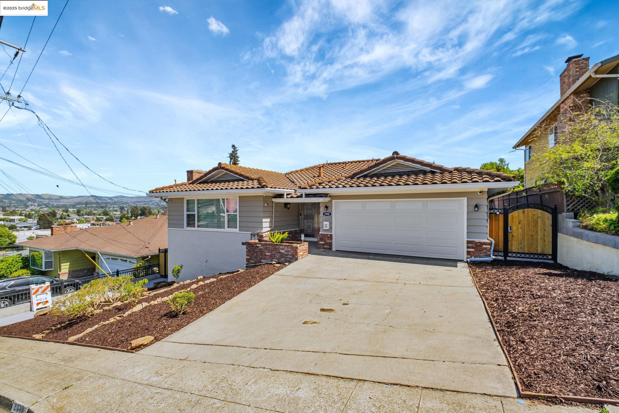 Detail Gallery Image 3 of 51 For 2449 Riffel Ct, Castro Valley,  CA 94546 - 3 Beds | 3 Baths