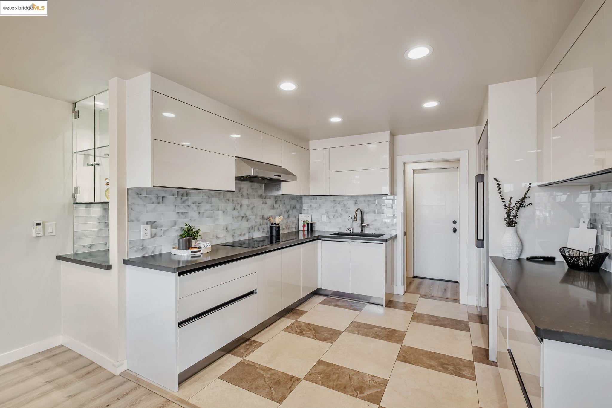 Detail Gallery Image 10 of 51 For 2449 Riffel Ct, Castro Valley,  CA 94546 - 3 Beds | 3 Baths