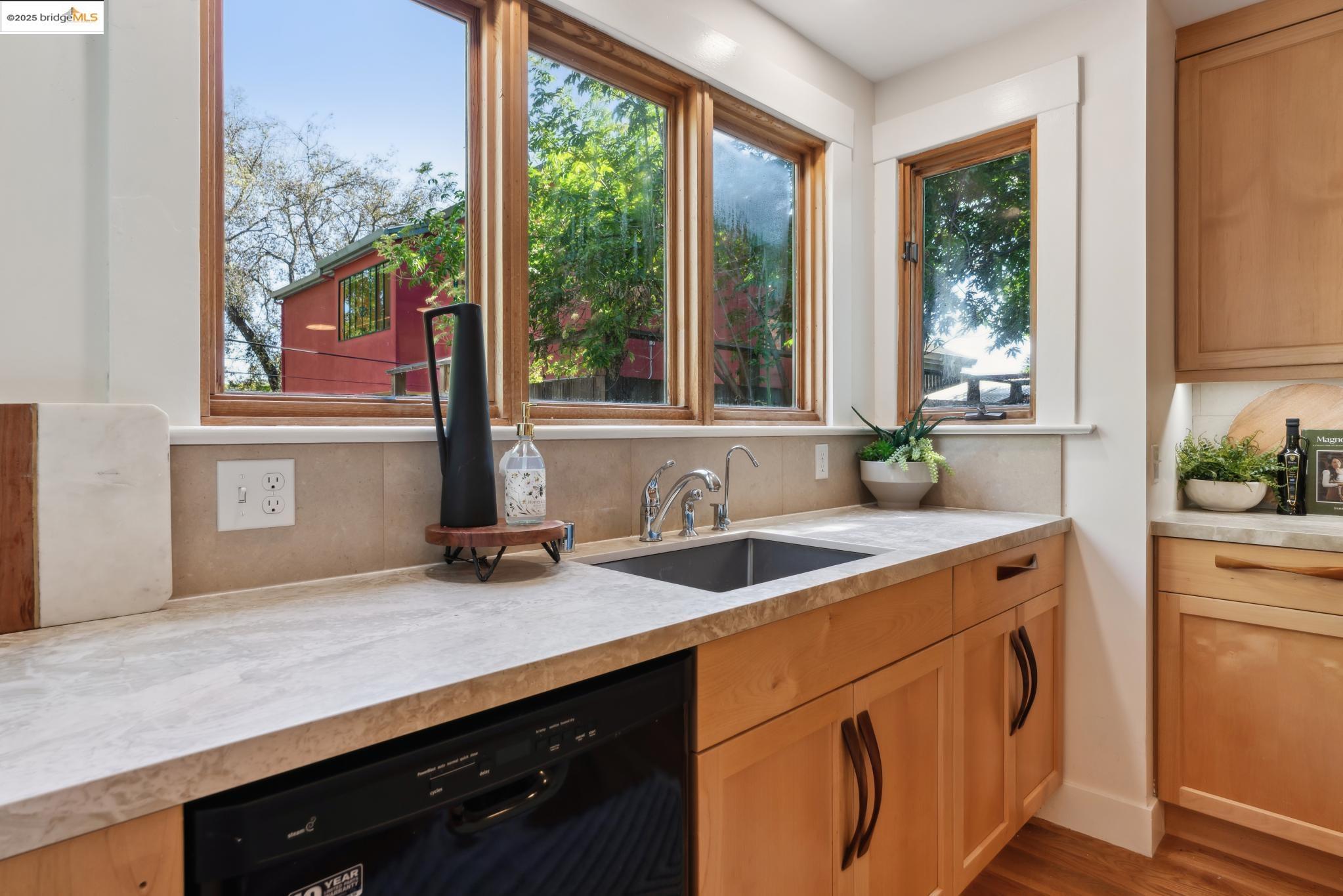 Detail Gallery Image 19 of 52 For 2244 Mckinley Ave, Berkeley,  CA 94703 - 4 Beds | 2 Baths
