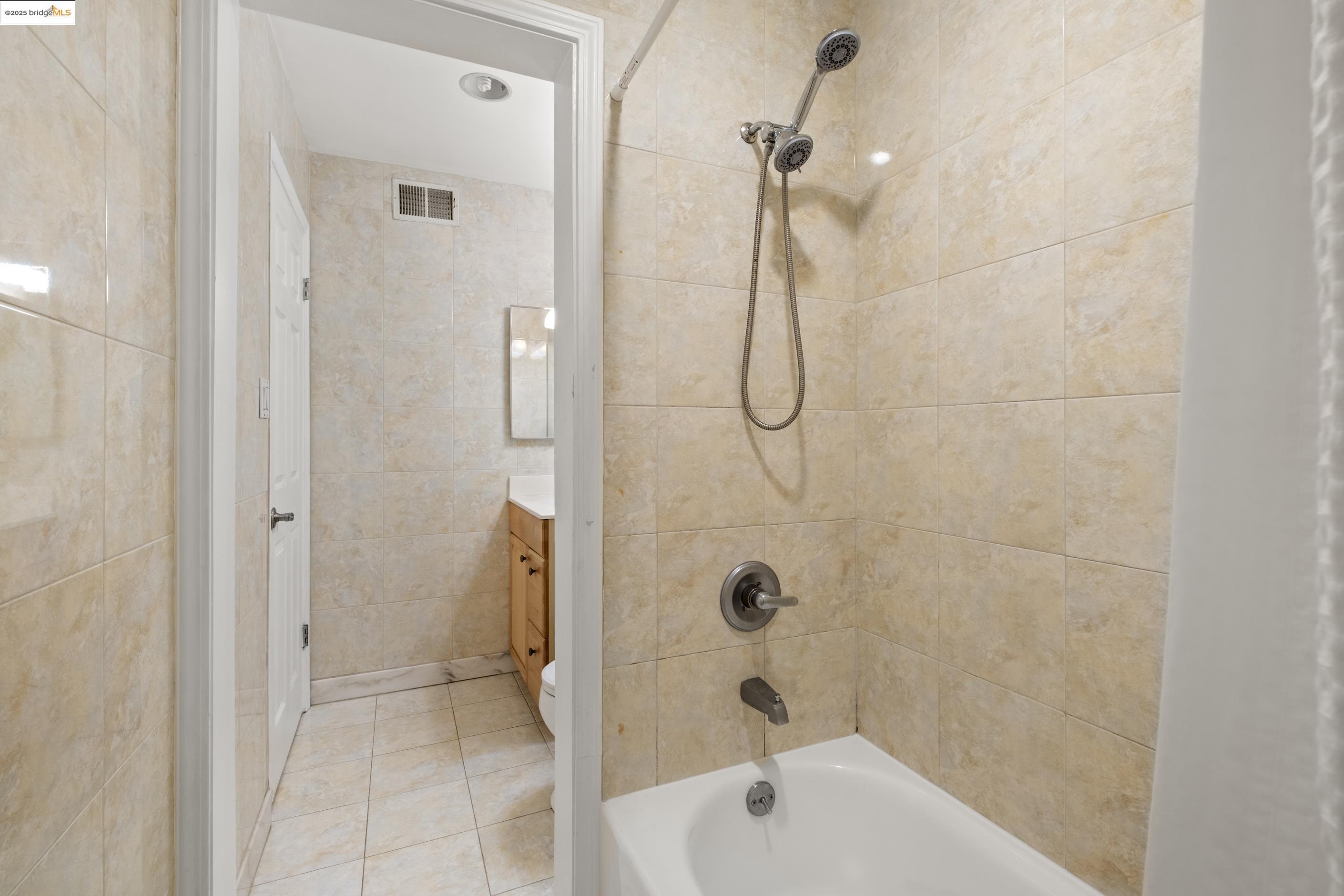 Detail Gallery Image 13 of 24 For 710 E 22nd St #304,  Oakland,  CA 94606 - 2 Beds | 1/1 Baths