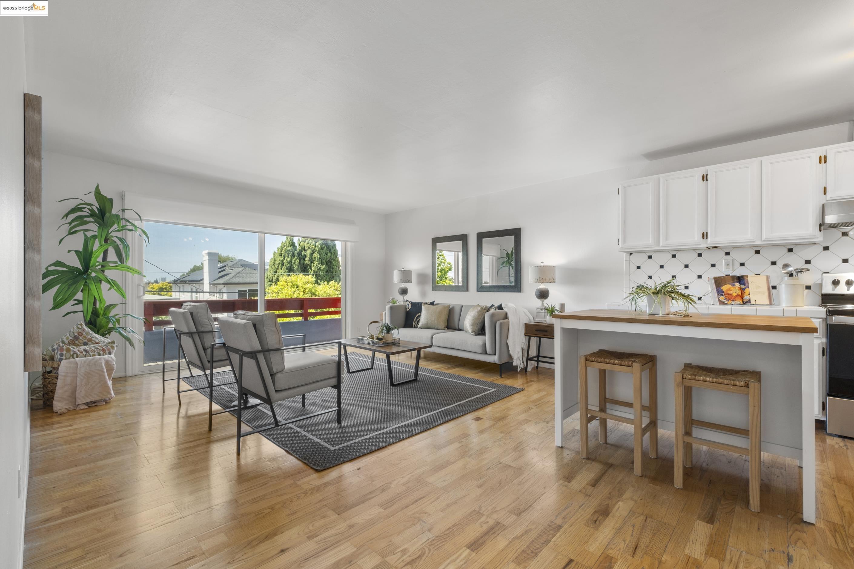 Detail Gallery Image 4 of 24 For 710 E 22nd St #304,  Oakland,  CA 94606 - 2 Beds | 1/1 Baths