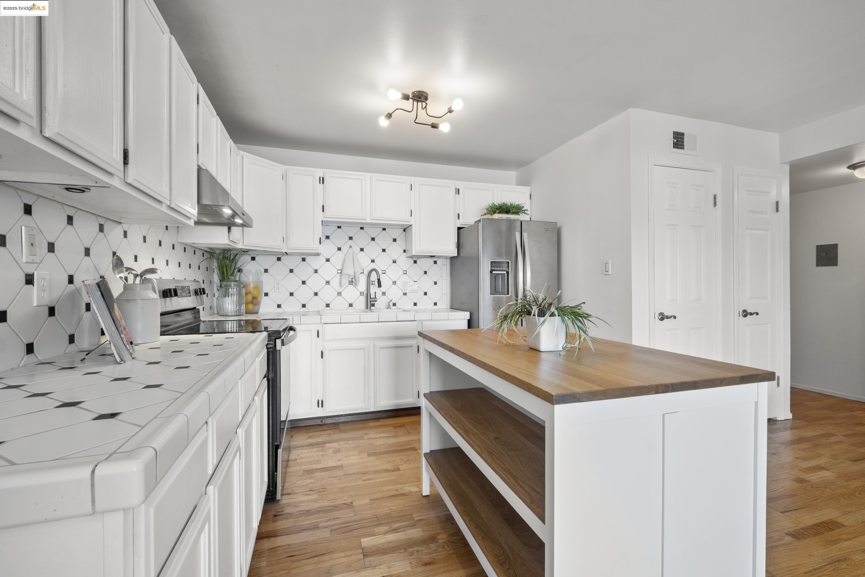 Detail Gallery Image 7 of 24 For 710 E 22nd St #304,  Oakland,  CA 94606 - 2 Beds | 1/1 Baths