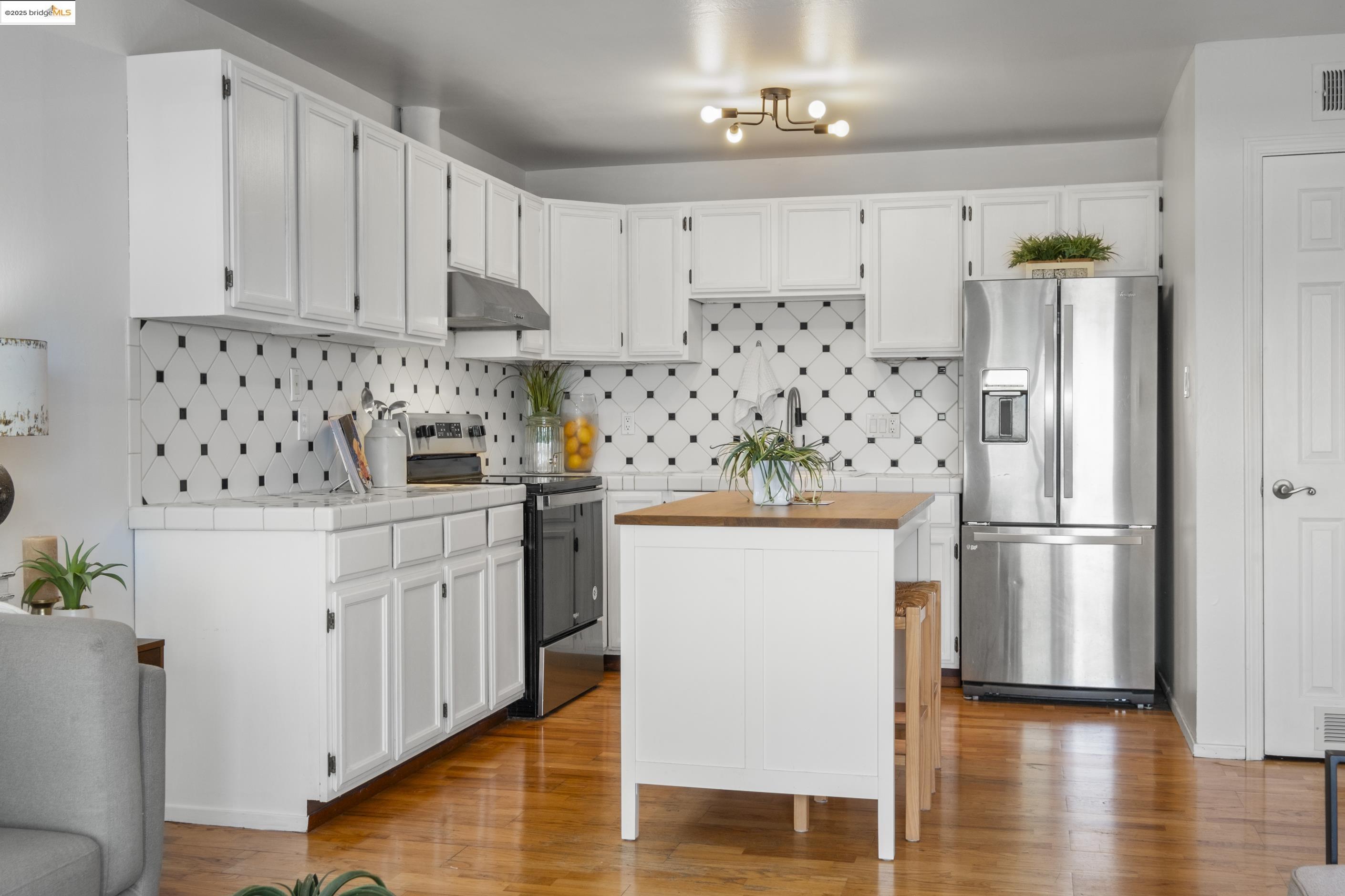 Detail Gallery Image 8 of 24 For 710 E 22nd St #304,  Oakland,  CA 94606 - 2 Beds | 1/1 Baths