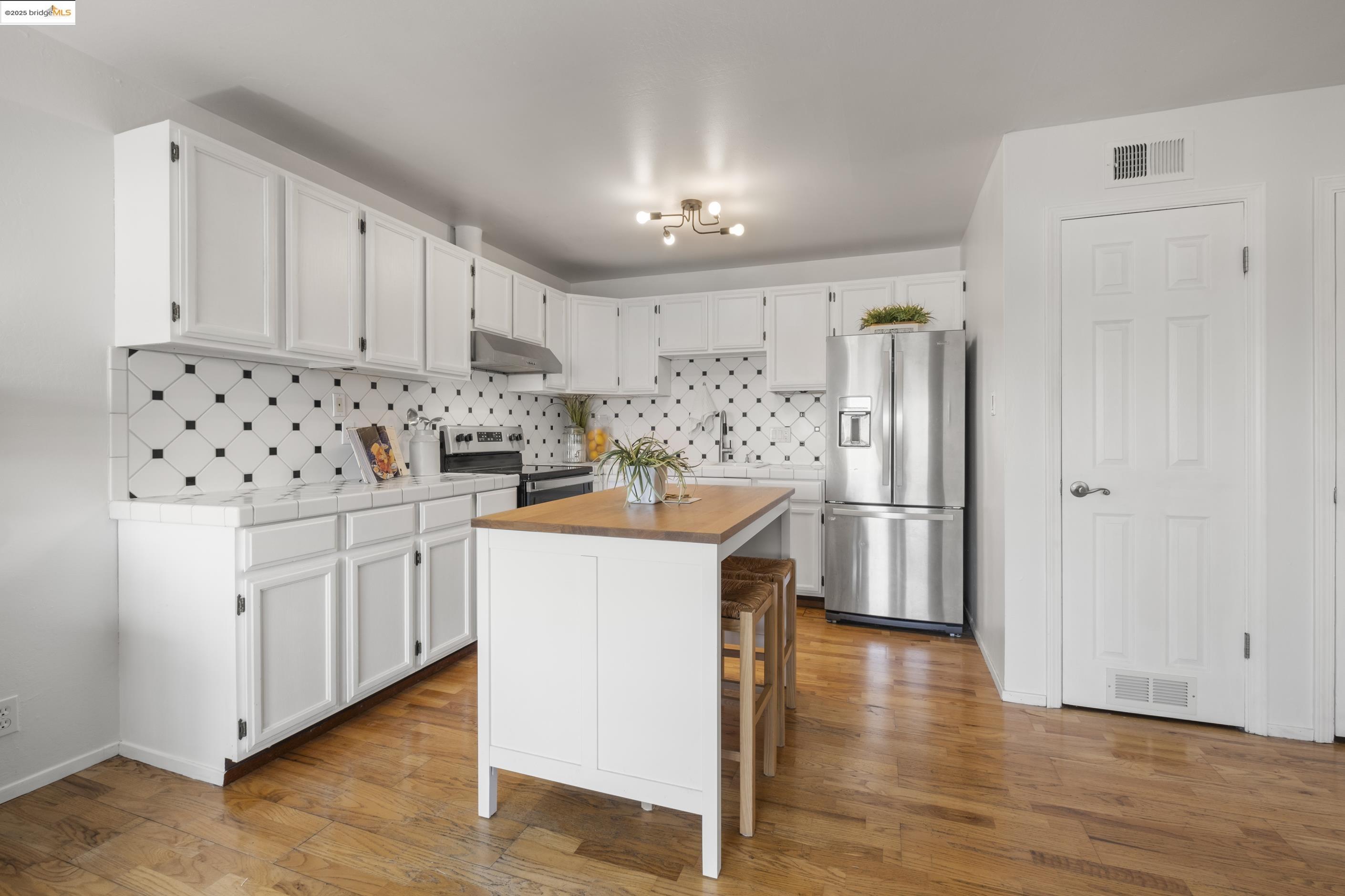Detail Gallery Image 9 of 24 For 710 E 22nd St #304,  Oakland,  CA 94606 - 2 Beds | 1/1 Baths