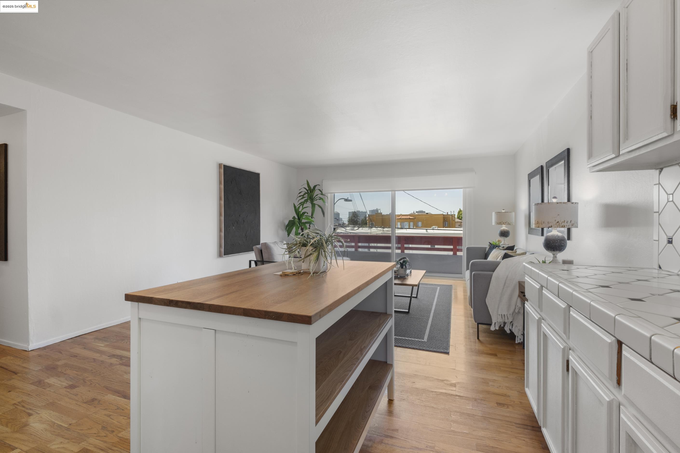 Detail Gallery Image 10 of 24 For 710 E 22nd St #304,  Oakland,  CA 94606 - 2 Beds | 1/1 Baths