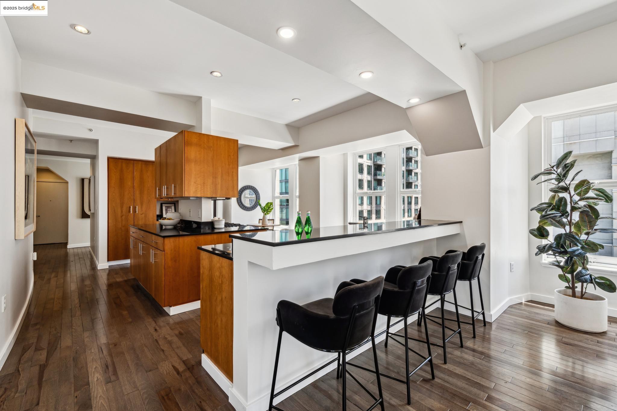 Detail Gallery Image 12 of 60 For 1615 Broadway #8,  Oakland,  CA 94612 - 3 Beds | 2 Baths