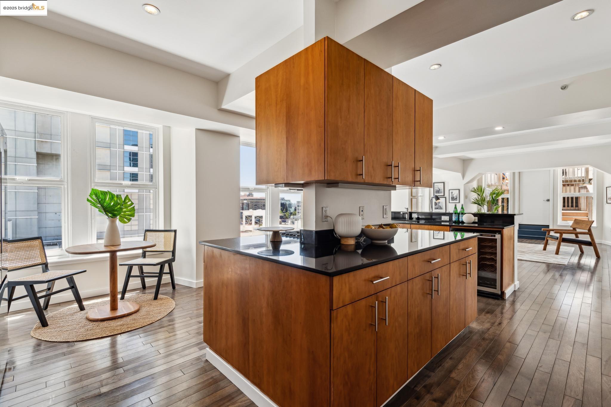 Detail Gallery Image 13 of 60 For 1615 Broadway #8,  Oakland,  CA 94612 - 3 Beds | 2 Baths