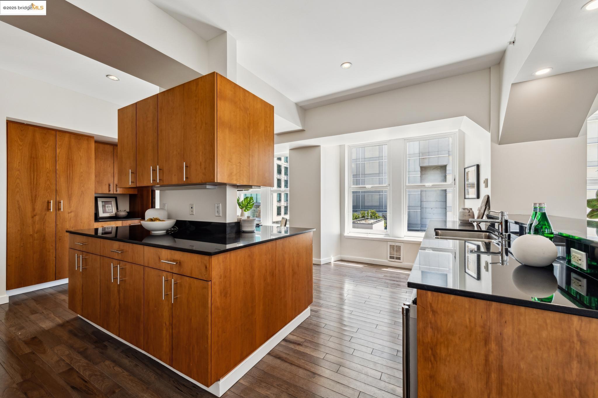 Detail Gallery Image 14 of 60 For 1615 Broadway #8,  Oakland,  CA 94612 - 3 Beds | 2 Baths