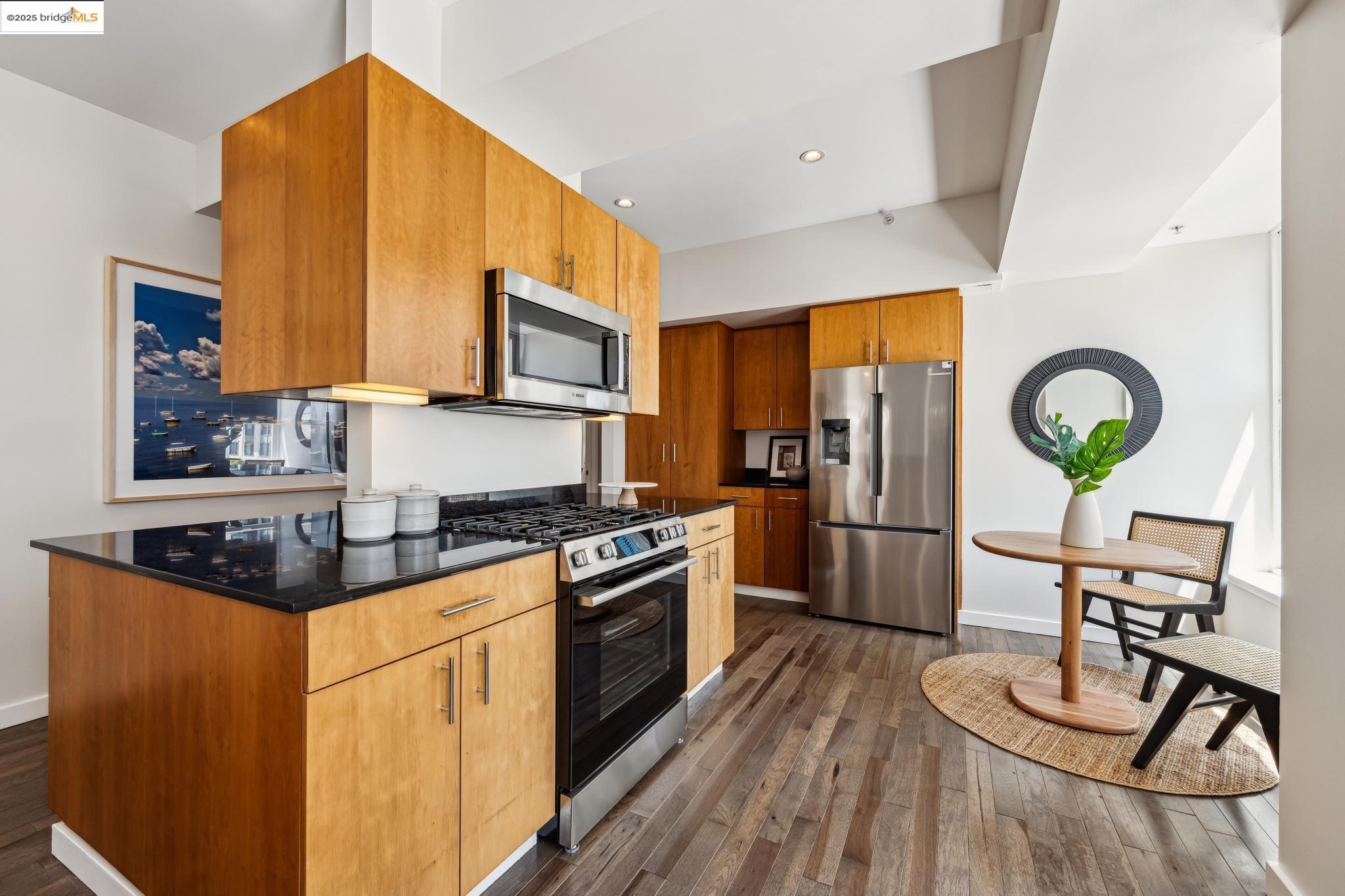 Detail Gallery Image 15 of 60 For 1615 Broadway #8,  Oakland,  CA 94612 - 3 Beds | 2 Baths