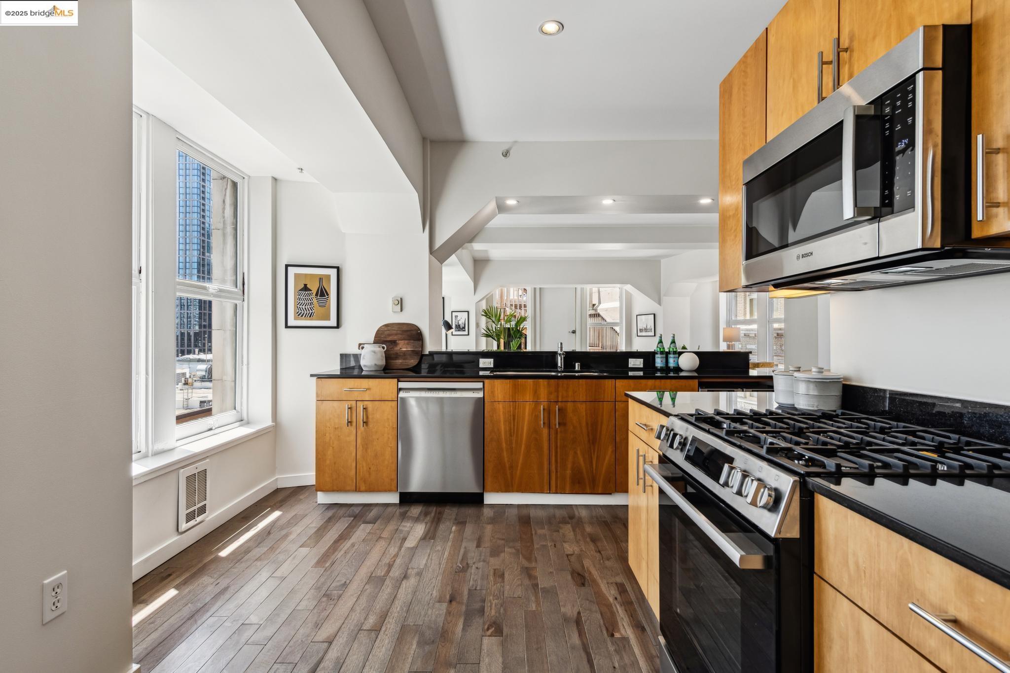 Detail Gallery Image 17 of 60 For 1615 Broadway #8,  Oakland,  CA 94612 - 3 Beds | 2 Baths