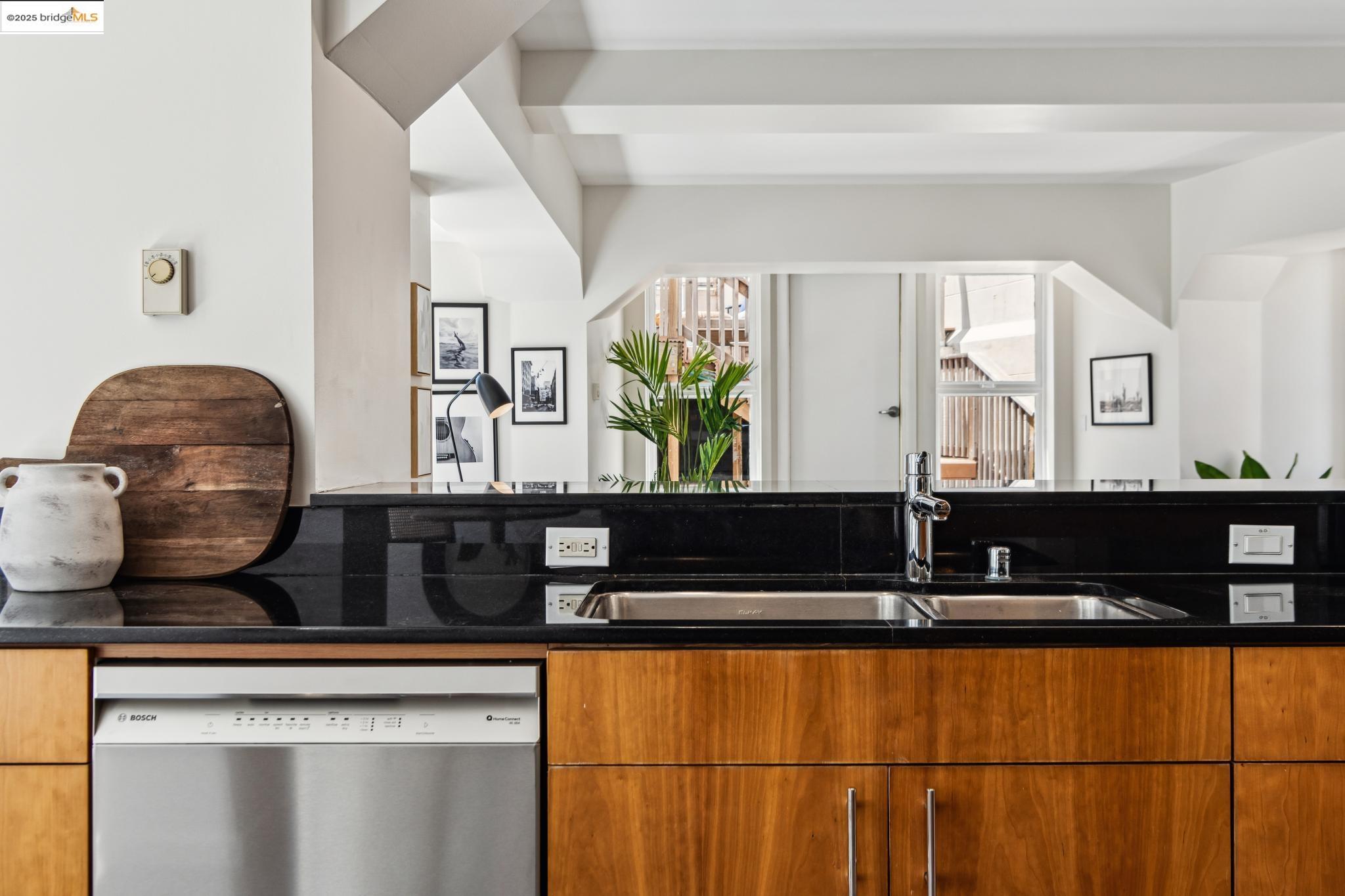 Detail Gallery Image 18 of 60 For 1615 Broadway #8,  Oakland,  CA 94612 - 3 Beds | 2 Baths
