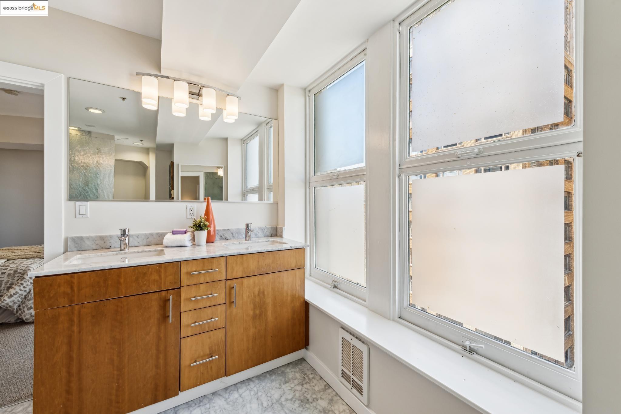 Detail Gallery Image 29 of 60 For 1615 Broadway #8,  Oakland,  CA 94612 - 3 Beds | 2 Baths