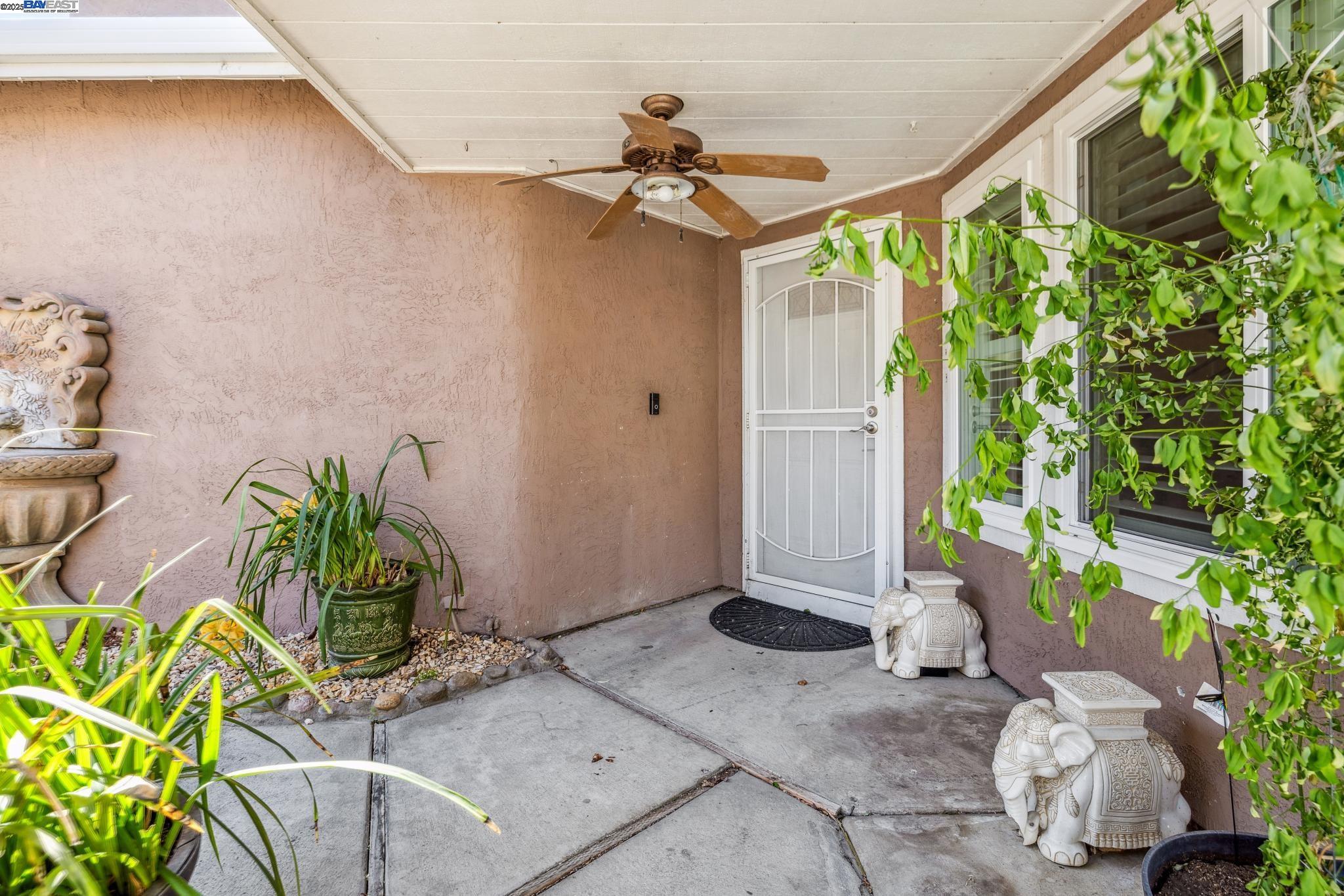 Detail Gallery Image 4 of 39 For 1005 Wood Thrush Ln, Tracy,  CA 95376 - 5 Beds | 3 Baths