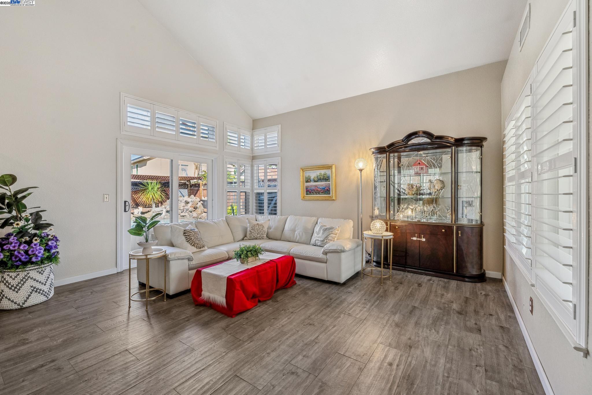 Detail Gallery Image 6 of 39 For 1005 Wood Thrush Ln, Tracy,  CA 95376 - 5 Beds | 3 Baths