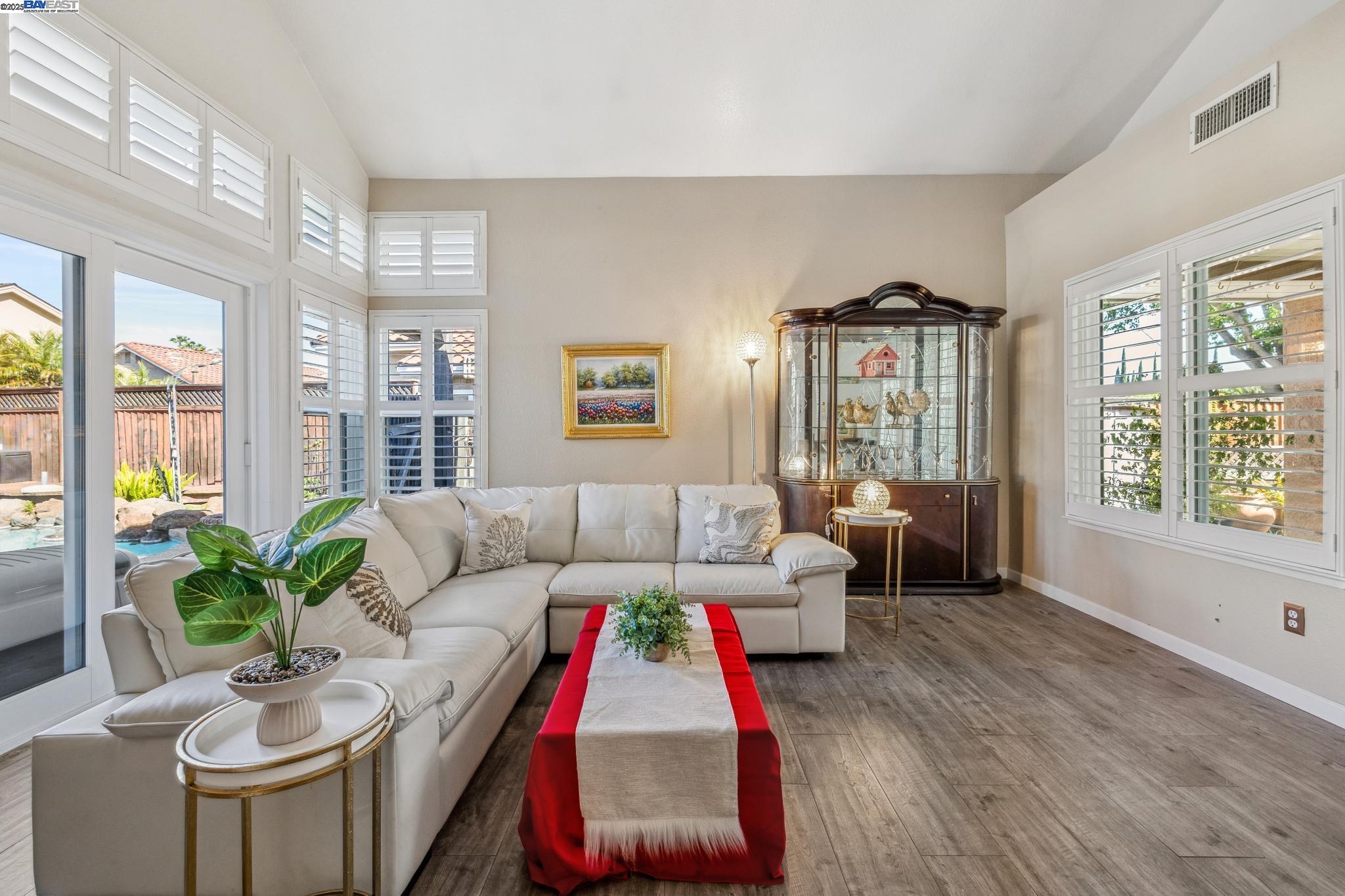 Detail Gallery Image 7 of 39 For 1005 Wood Thrush Ln, Tracy,  CA 95376 - 5 Beds | 3 Baths