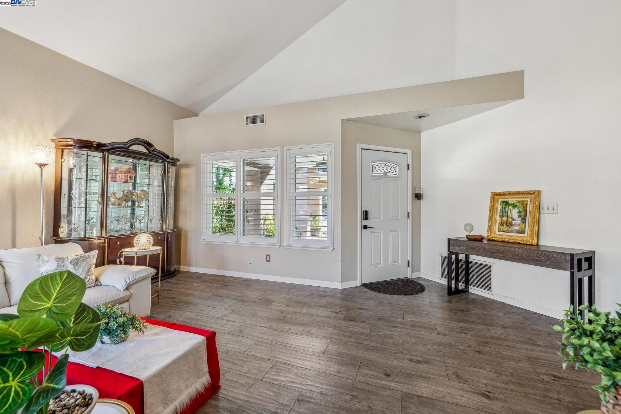 Detail Gallery Image 8 of 39 For 1005 Wood Thrush Ln, Tracy,  CA 95376 - 5 Beds | 3 Baths