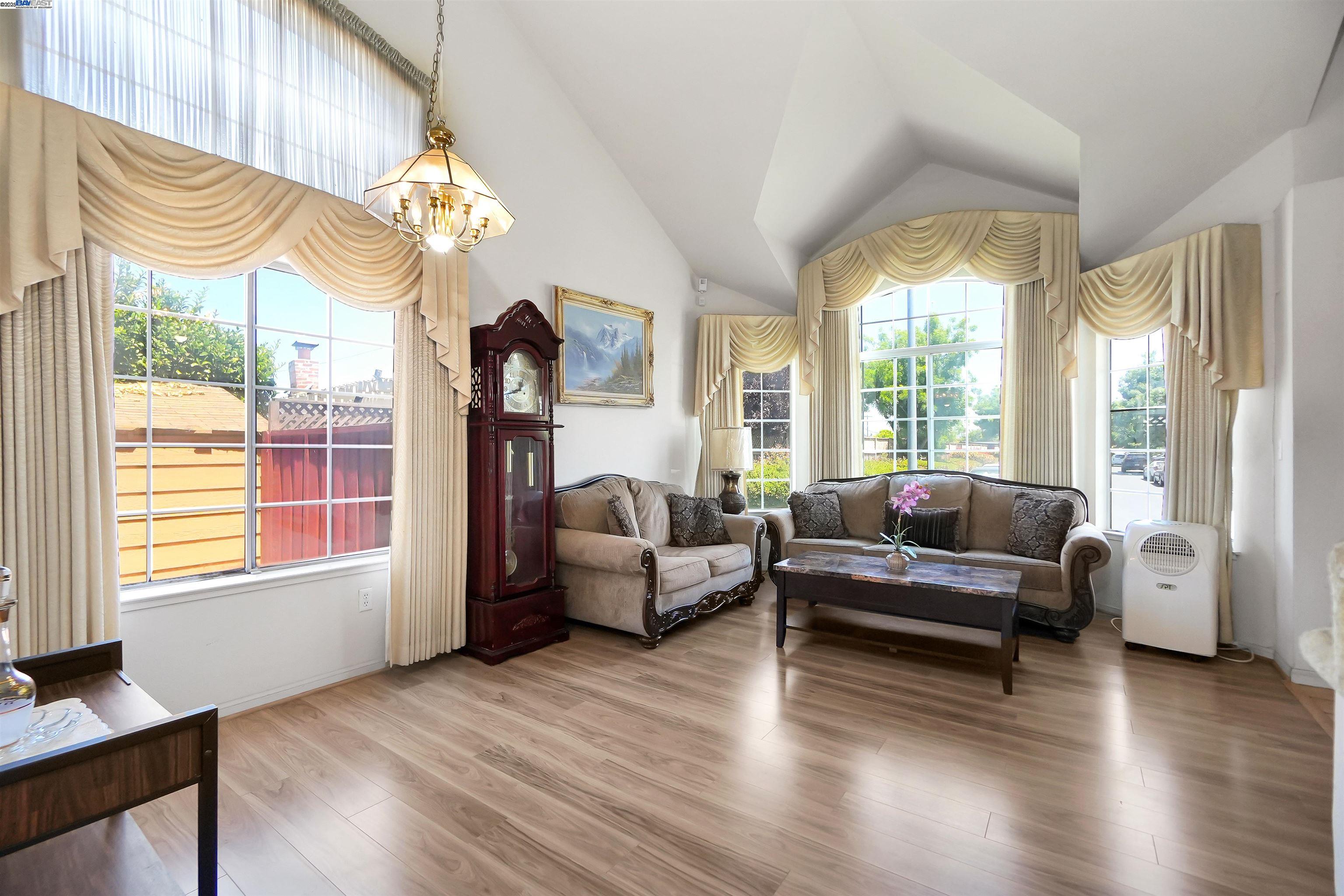 Detail Gallery Image 4 of 35 For 18606 Galton Ln, Hayward,  CA 94541 - 4 Beds | 3 Baths