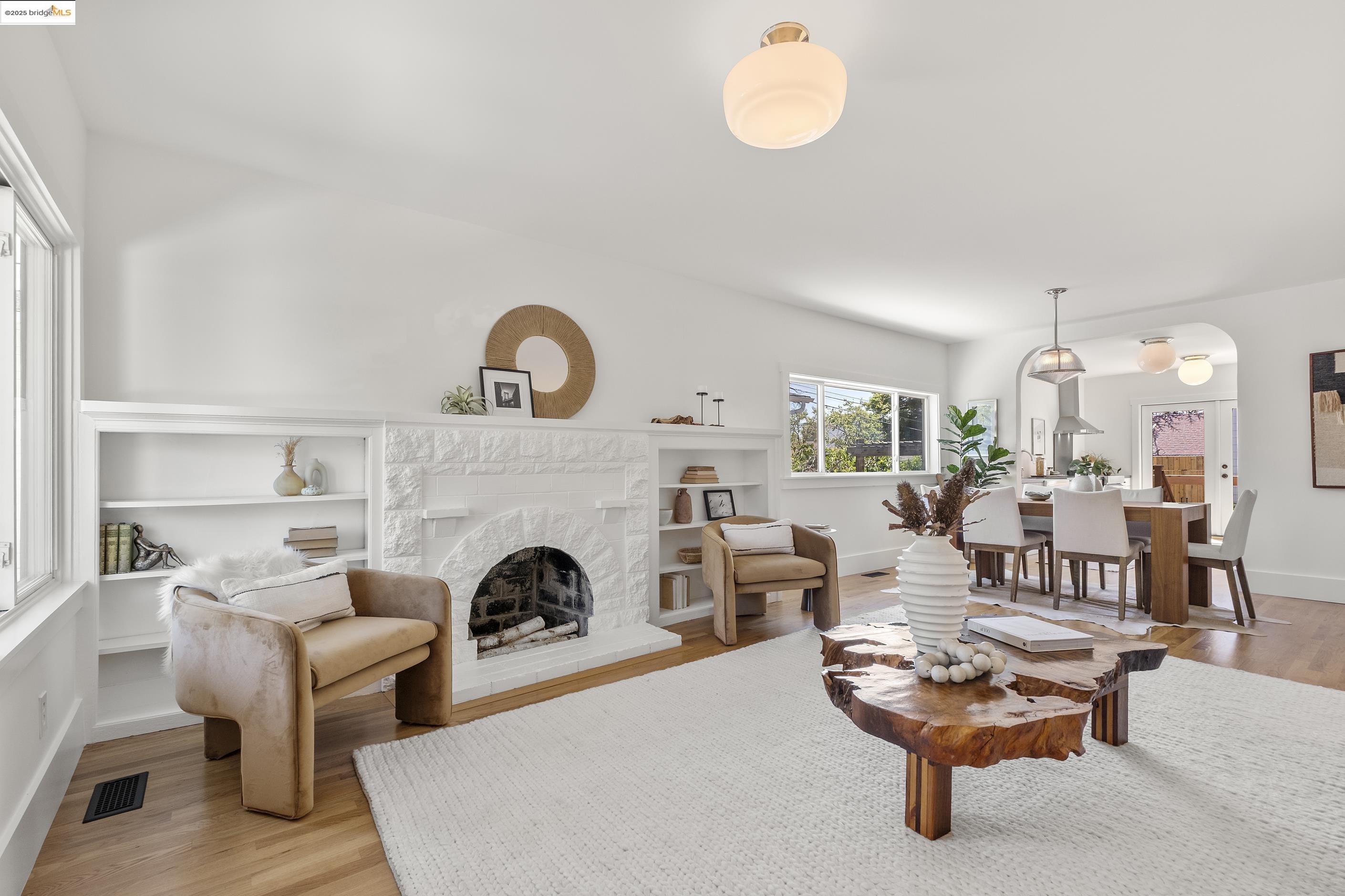 Detail Gallery Image 3 of 52 For 2516 Mathews St, Berkeley,  CA 94702 - 2 Beds | 1 Baths