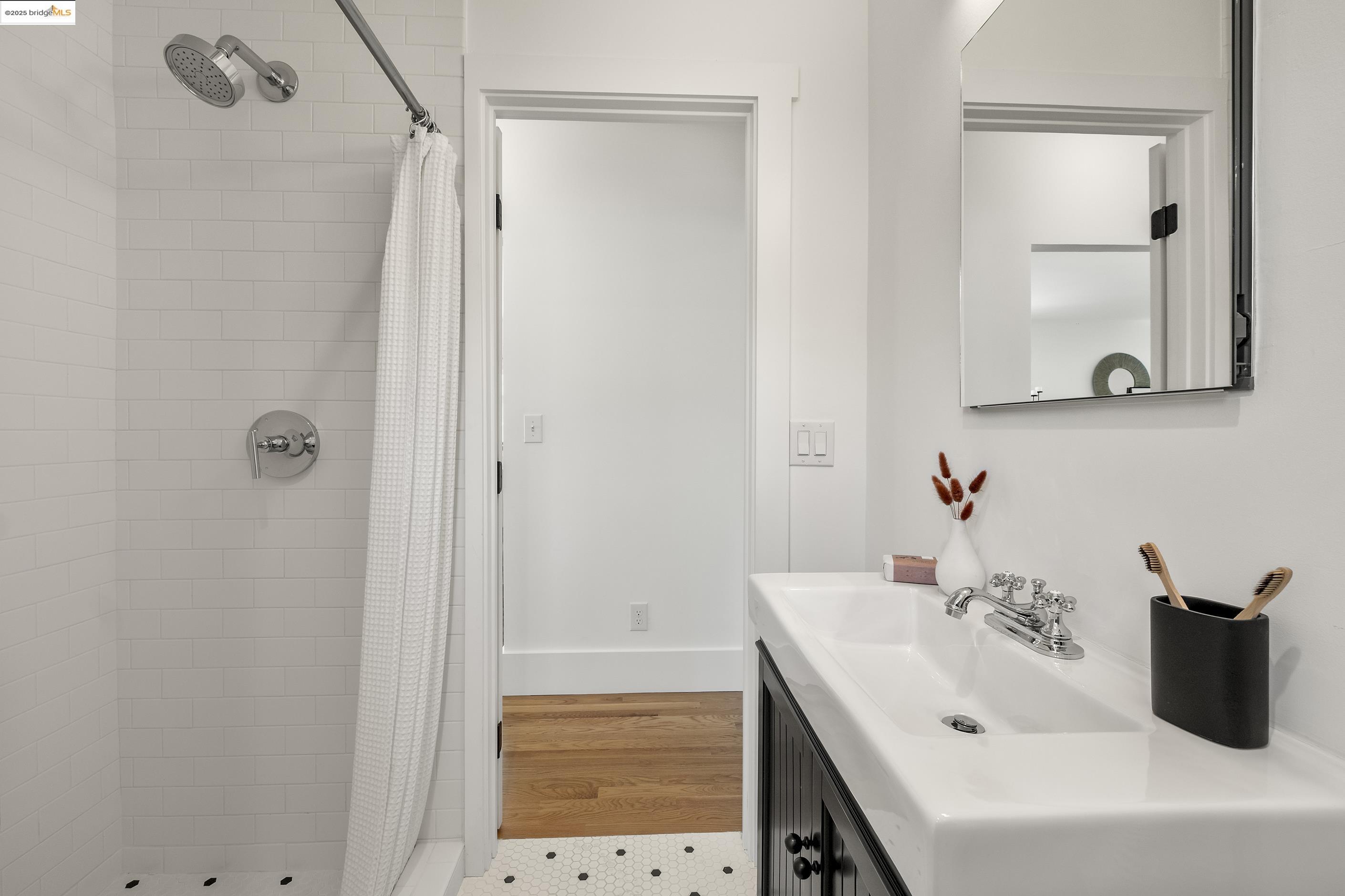 Detail Gallery Image 24 of 52 For 2516 Mathews St, Berkeley,  CA 94702 - 2 Beds | 1 Baths