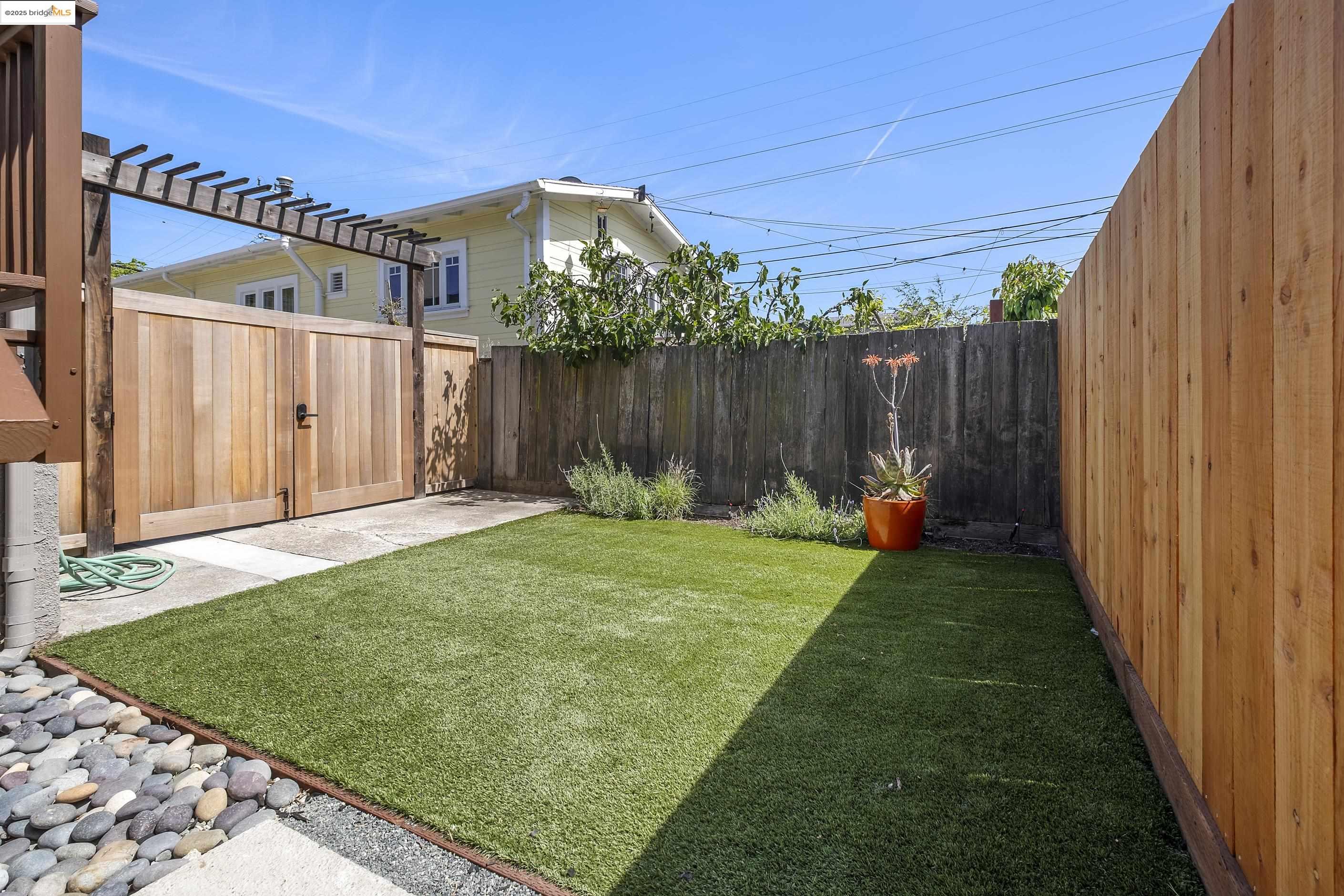 Detail Gallery Image 39 of 52 For 2516 Mathews St, Berkeley,  CA 94702 - 2 Beds | 1 Baths
