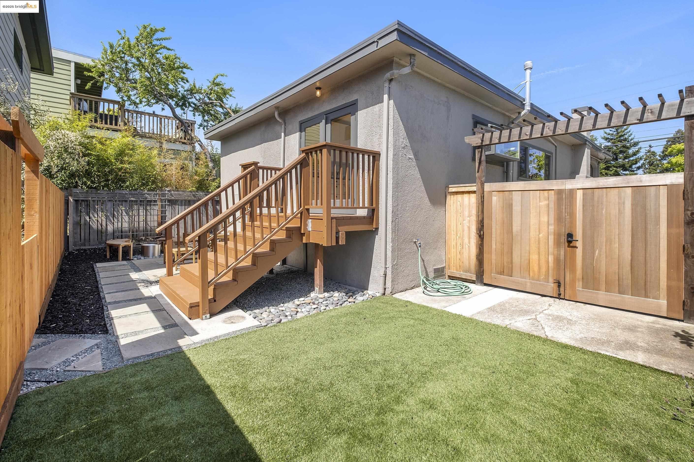 Detail Gallery Image 40 of 52 For 2516 Mathews St, Berkeley,  CA 94702 - 2 Beds | 1 Baths