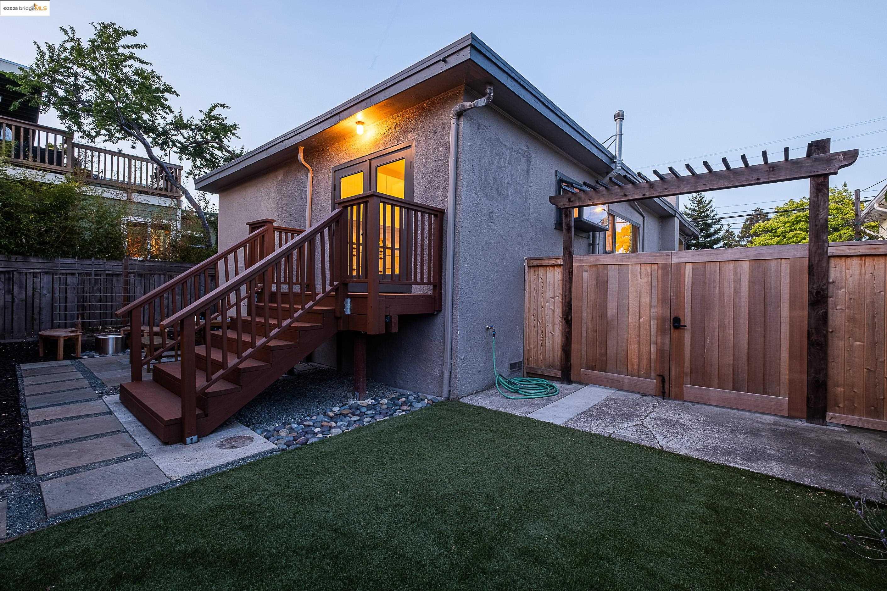 Detail Gallery Image 48 of 52 For 2516 Mathews St, Berkeley,  CA 94702 - 2 Beds | 1 Baths